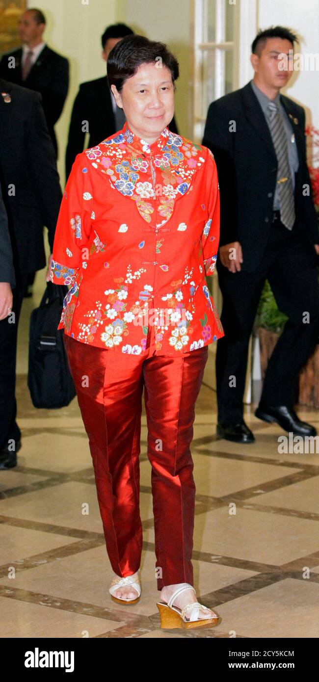 ho-ching-chief-executive-officer-of-temasek-holdings-and-wife-of-singapores-prime-minister-lee-hsien-loong-arrives-for-an-official-dinner-at-the-istana-presidential-palace-in-singapore-april-23-2012-reuterstim-chong-singapore-tags-politics-business-2CY5KCM.jpg