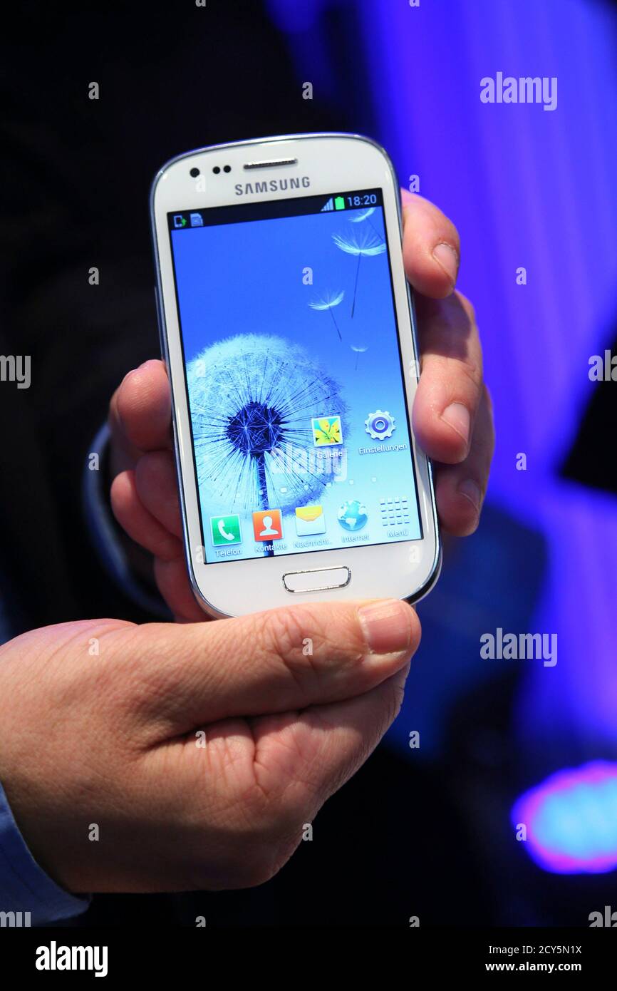 A model displays a Samsung 'Galaxy S3 mini' phone during its world premiere  in Frankfurt October 11, 2012. REUTERS/Ralph Orlowski (GERMANY - Tags:  BUSINESS SCIENCE TECHNOLOGY Stock Photo - Alamy