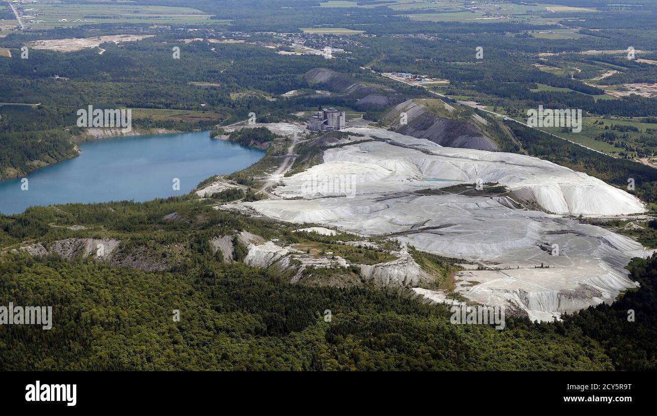 Asbestos mine quebec hires stock photography and images Alamy