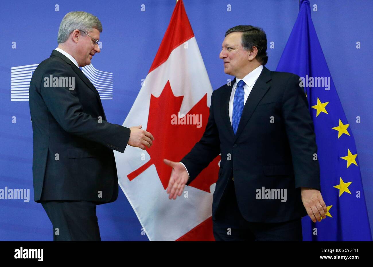 European Commission President Jose Manuel Barroso welcomes Canadian Prime Minister Stephen Harper (L) ahead of a meeting at the EU Commission headquarters in Brussels October 18, 2013. The European Union and Canada are expected to close talks on a multi-billion-dollar trade deal on Friday that will integrate two of the world's biggest economies, if they can overcome final disagreements ranging from medicine patents to feta cheese.    REUTERS/Francois Lenoir (BELGIUM - Tags: POLITICS BUSINESS) Stock Photo