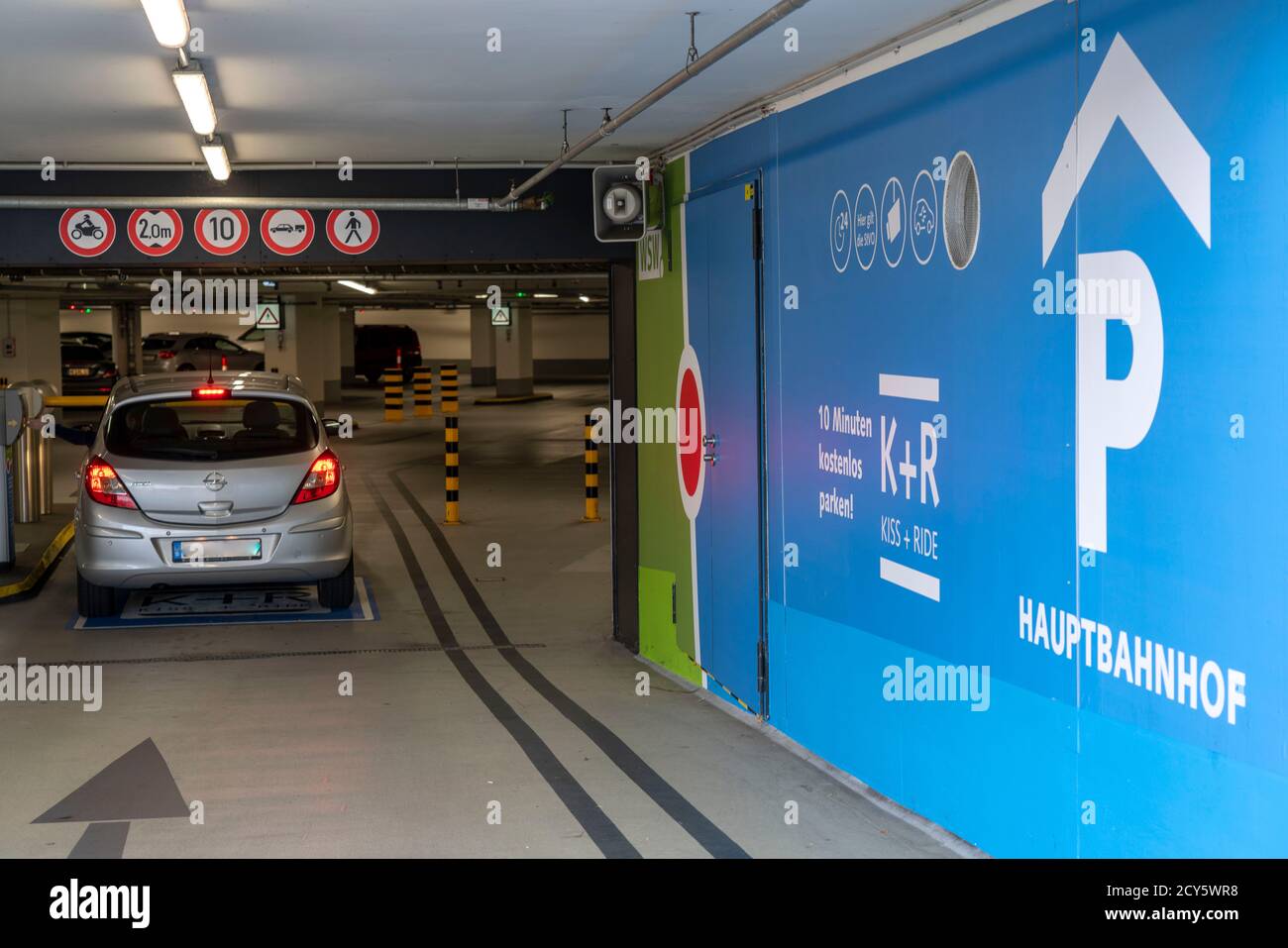 Parking garage at the main station, entrance for Kiss and Ride parking, 10 minutes free parking, to say goodbye to passengers, Wuppertal, NRW, Germany Stock Photo