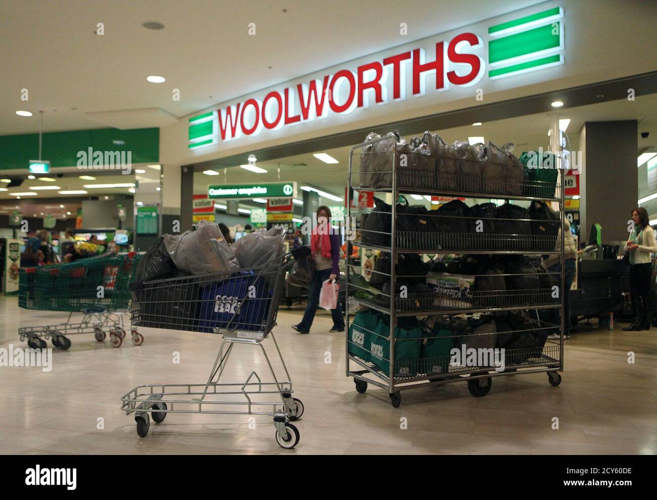 Woolworths supermarket hi-res stock photography and images ...