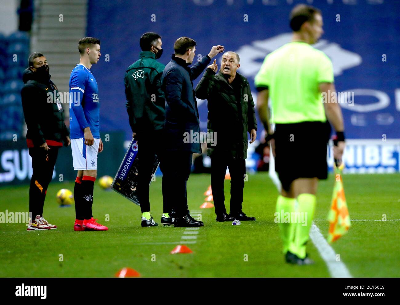 Galatasaray manager Fatih Terim (second right) exchanges words with Rangers  manager Steven Gerrard at the end of the UEFA Europa League playoff match  at Ibrox Stadium, Glasgow Stock Photo - Alamy