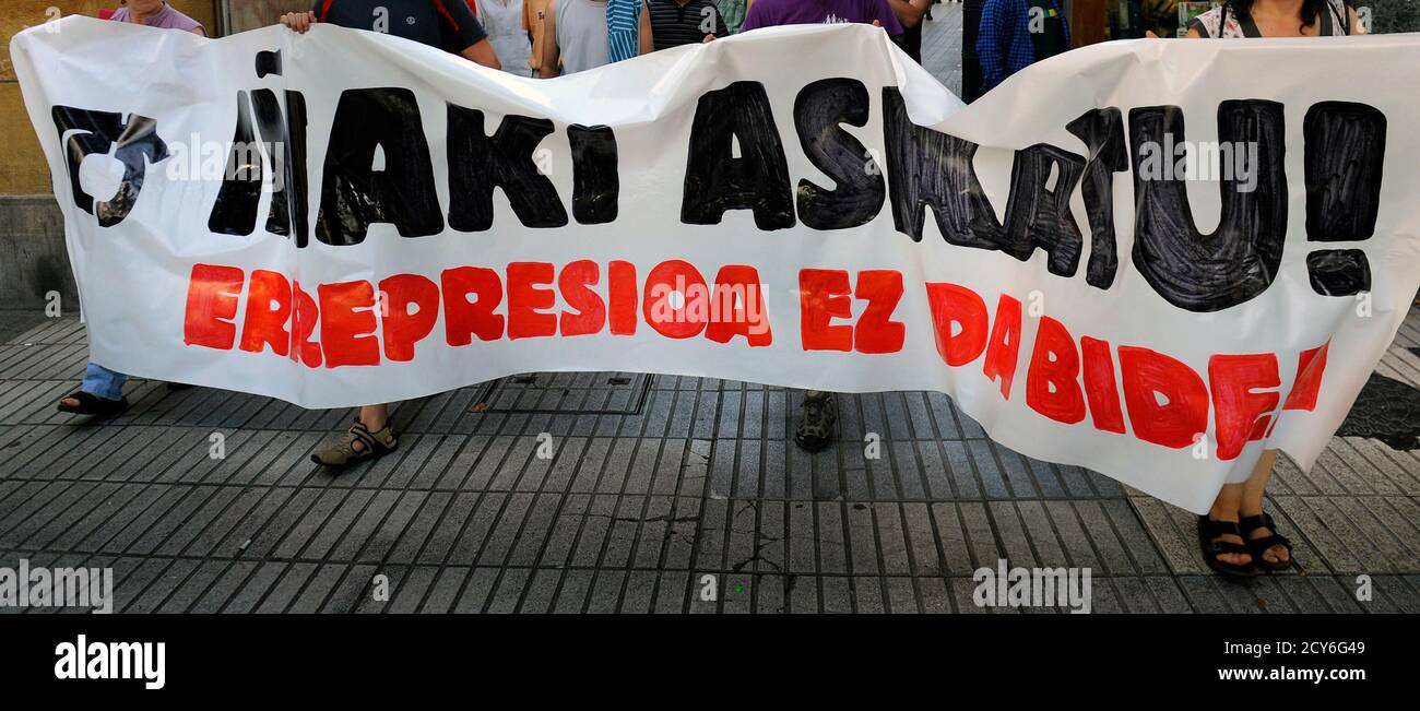 People march behind a banner reading 'Freedom for Inaki. Repression is not the Way' during a demonstration for the release of  Ignacio Gracia Arregui, alias Inaki de Renteria, in his home town of Renteria May 25, 2011. The former head of armed Basque separatists ETA was arrested on Wednesday in Irun, Guipuzcoa province, for his alleged involvement in the abduction of prison officer Jose Antonio Ortega Lara in January 1996, Interior Ministry sources said. Audencia Nacional Judge Pablo Ruz ordered his arrest following a new report from the Guardia Civil linking him to the abduction of the offici Stock Photo