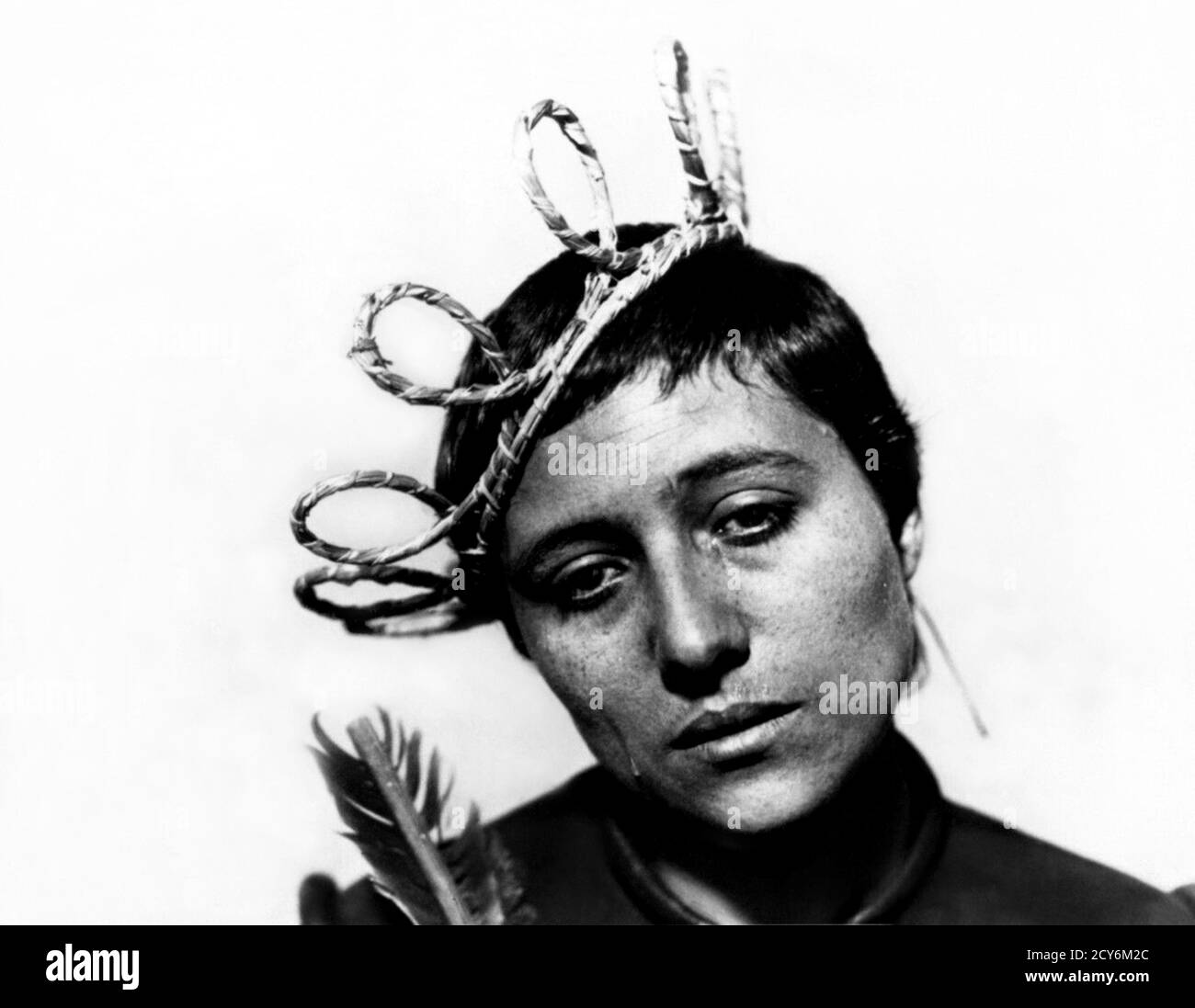 1928, DENMARK : The silent movie french actress René FALCONETTI ( 1892 - 1946 ) in  LA PASSION DE JEAN D'ARC ( La passione di Giovanna D'Arco ) by Carl Theodor Dreyer , pubblicity still . - CINEMA MUTO - Attrice - axtress - corona - crown - HISTORY - FOTO STORICHE - FILM --- ARCHIVIO GBB Stock Photo