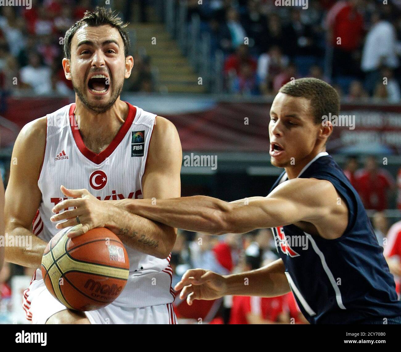 Turkey's Ender Arslan (L) runs with the ball while being blocked by U.S. Stephen Curry (R) during their FIBA Basketball World Championship final game in Istanbul September 12, 2010.        REUTERS/Jeff Haynes (TURKEY  - Tags: SPORT BASKETBALL) Stock Photo