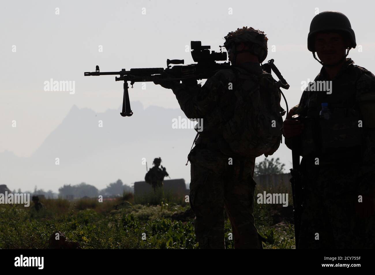 U s army soldier looks on hi-res stock photography and images - Alamy