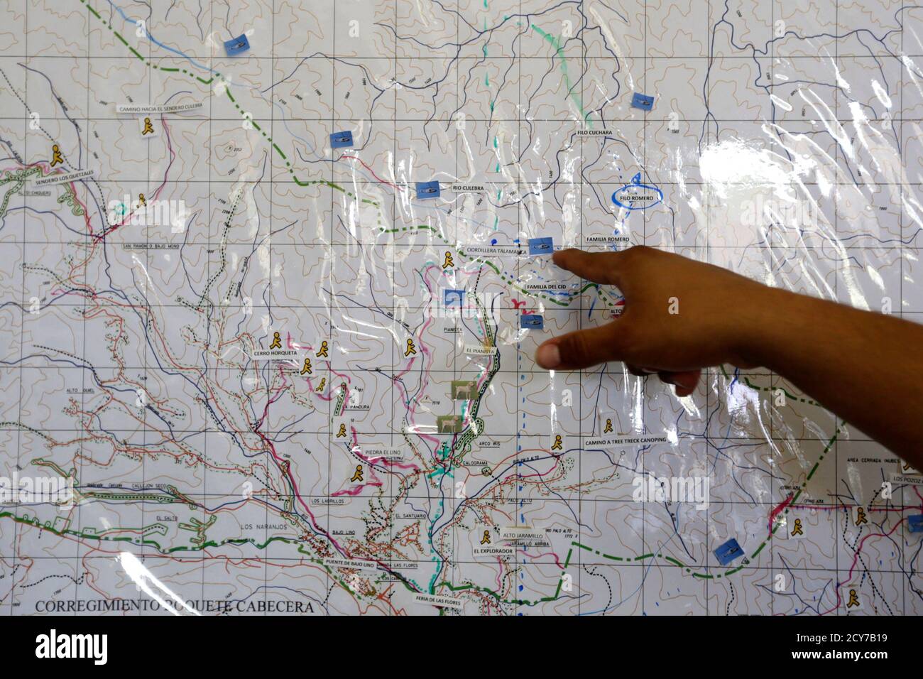 A Man Points At A Map Of The Area Where Police And Emergency Service Personnel Are Searching For Two Missing Dutch Girls In The Boquete District April 12 2014 Lisanne Froon 22