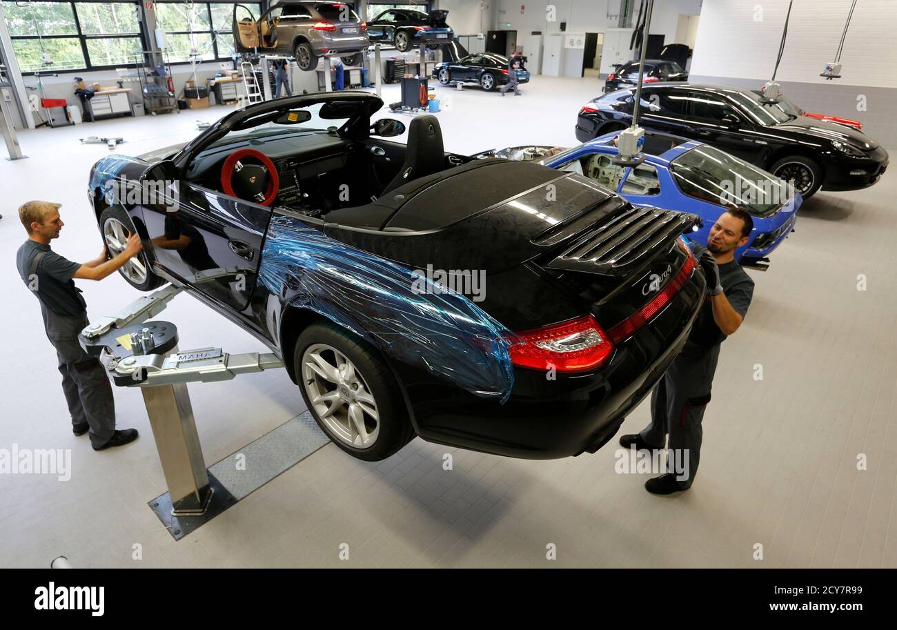 Car mechanics work at a Porsche at the Porsche garage in Recklinghausen  August 26, 2013. REUTERS/Ina Fassbender (GERMANY - Tags: TRANSPORT Stock  Photo - Alamy