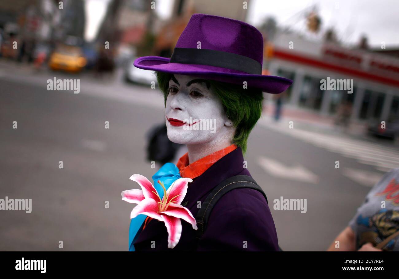 A fan dressed as the Joker from the Batman comic and movie series arrives  at New York's Comic-Con convention October 11, 2013. The event draws  thousands of costumed fans, panels of pop