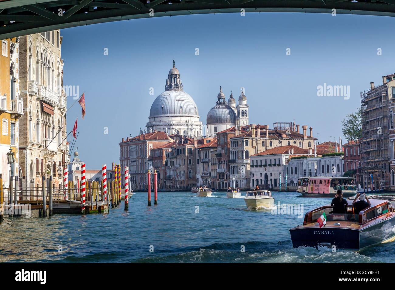 Vue sur le grand canal et la basilique de Santa Maria della Salute Stock  Photo - Alamy
