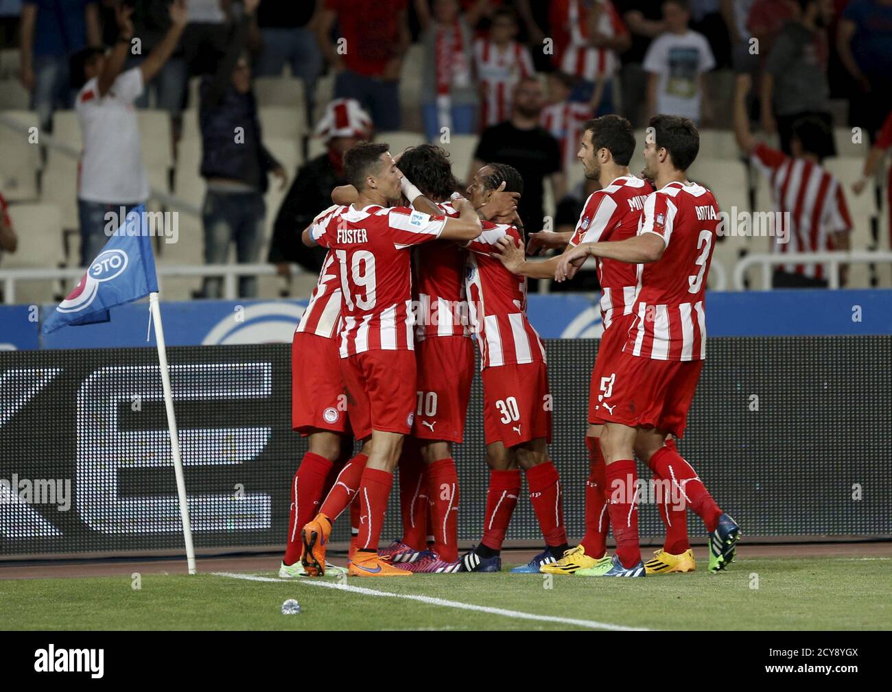 Insister assimilation elleve Olympiacos' players celebrate their goal against Skoda Xanthi during the  Greek Cup Final at the Olympic stadium in Athens, May 23, 2015.  REUTERS/Kostas Tsironis Stock Photo - Alamy