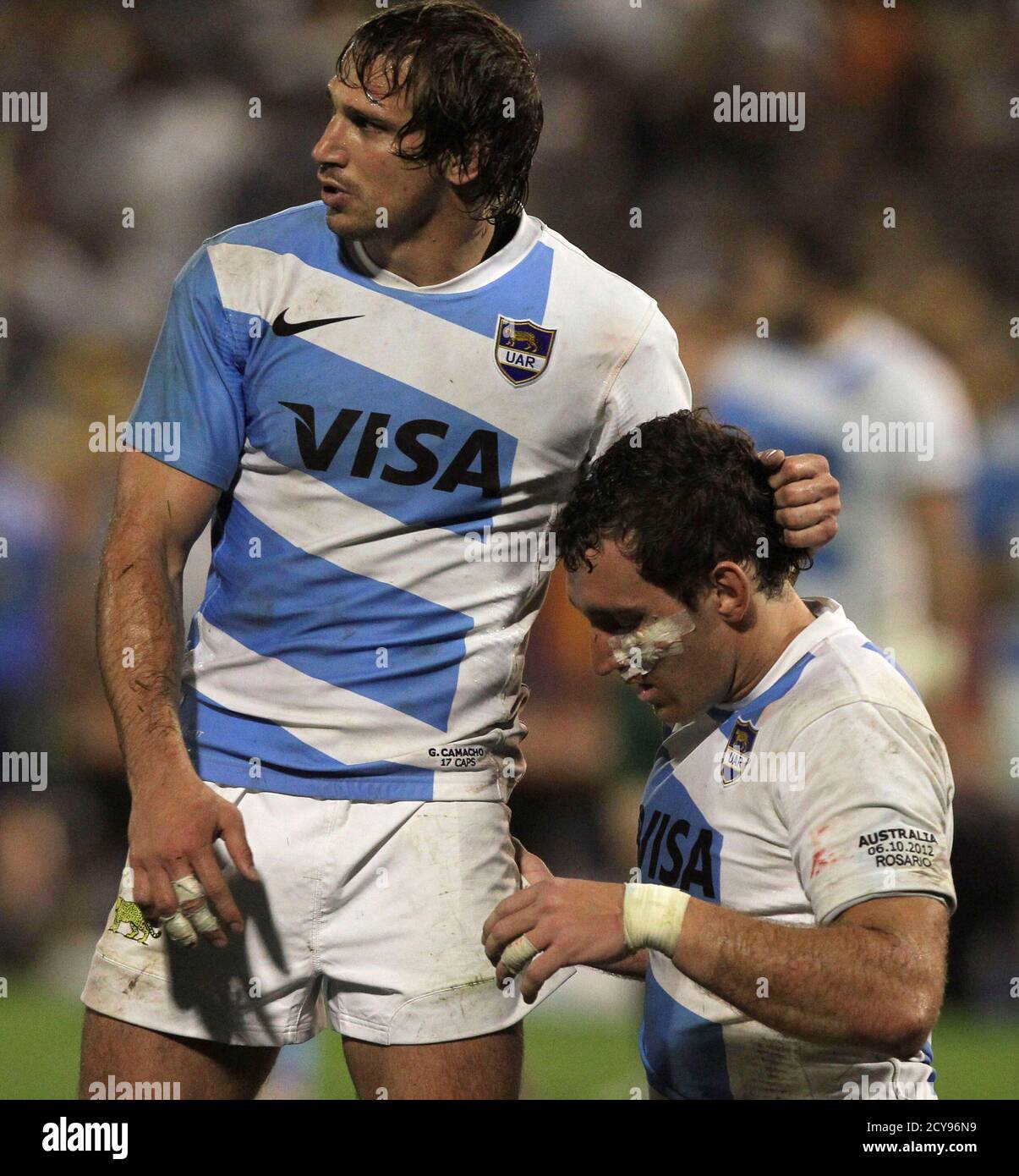Gonzalo Camacho (L) of Argentina's Los Pumas comforts his teammate Santiago  Fernandez after they lost to Australia's Wallabies during their Rugby  Championship match in Rosario October 6, 2012. REUTERS/Enrique Marcarian ( ARGENTINA -