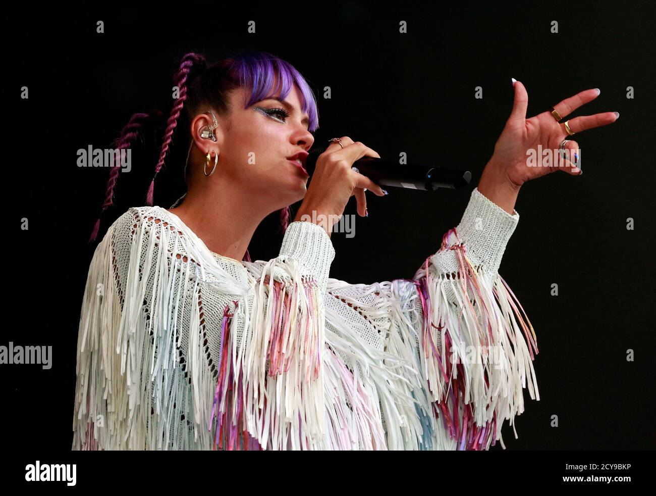 Lily Allen performs on the main stage on the last day of the Electric  Picnic music festival at Stradbally Hall in County Laois August 31, 2014.  REUTERS/Cathal McNaughton (IRELAND - Tags: ENTERTAINMENT