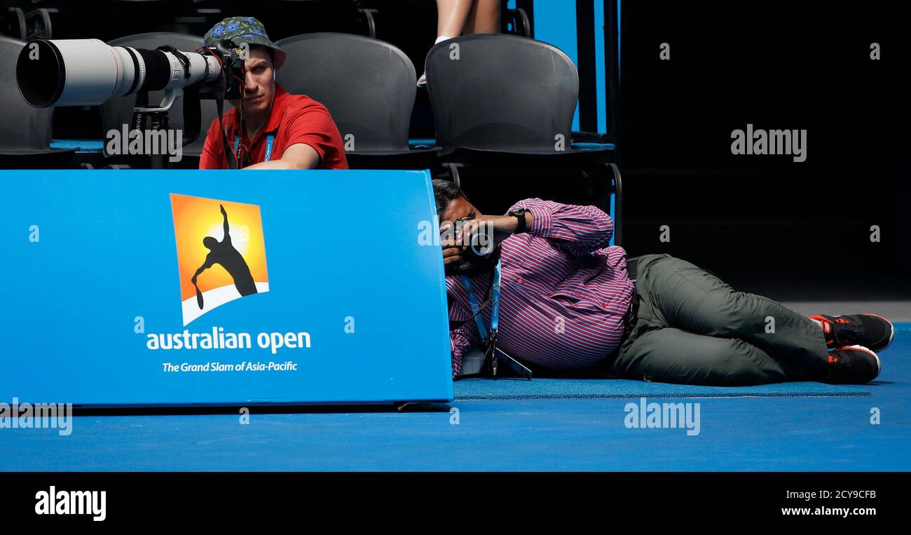 Forvirret Etableret teori Tectonic A photographer lies on the court to take a picture during the men's singles  fourth round match between Rafael Nadal of Spain and Kevin Anderson of  South Africa at the Australian Open