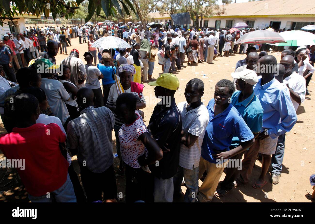 Kenyan voters queue to cast their ballots during the presidential and parliamentary elections at the Manyatta Primary school in Kisumu, 350km (218 miles) west of the capital Nairobi, March 4, 2013. REUTERS/Thomas Mukoya (KENYA - Tags: POLITICS ELECTIONS) Stock Photo