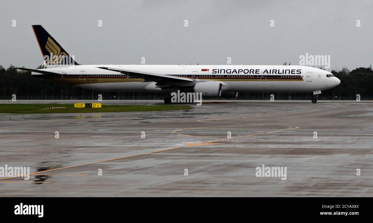 A Singapore Airlines Boeing 777-300 aircraft taxis on a runway at Changi  airport on a rainy day in Singapore January 29, 2011. Singapore Airlines,  the world's second largest airline by market value,