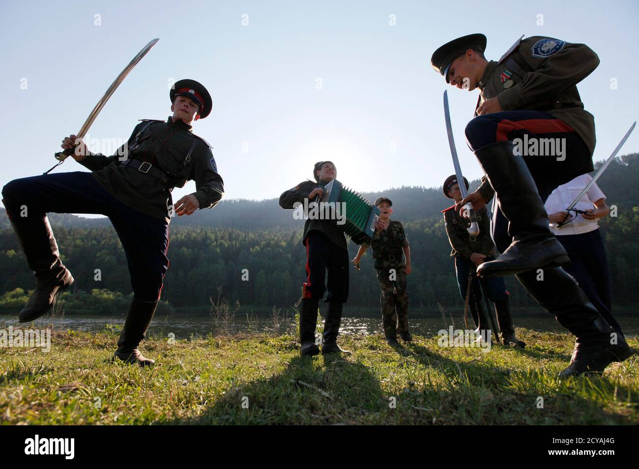 Гавриляченко художник. Казачьи шермиции кубань. Фланкировка казачьей шашкой. Атаман кубанское казачье войско форма китель. Гавриляченко казаки.