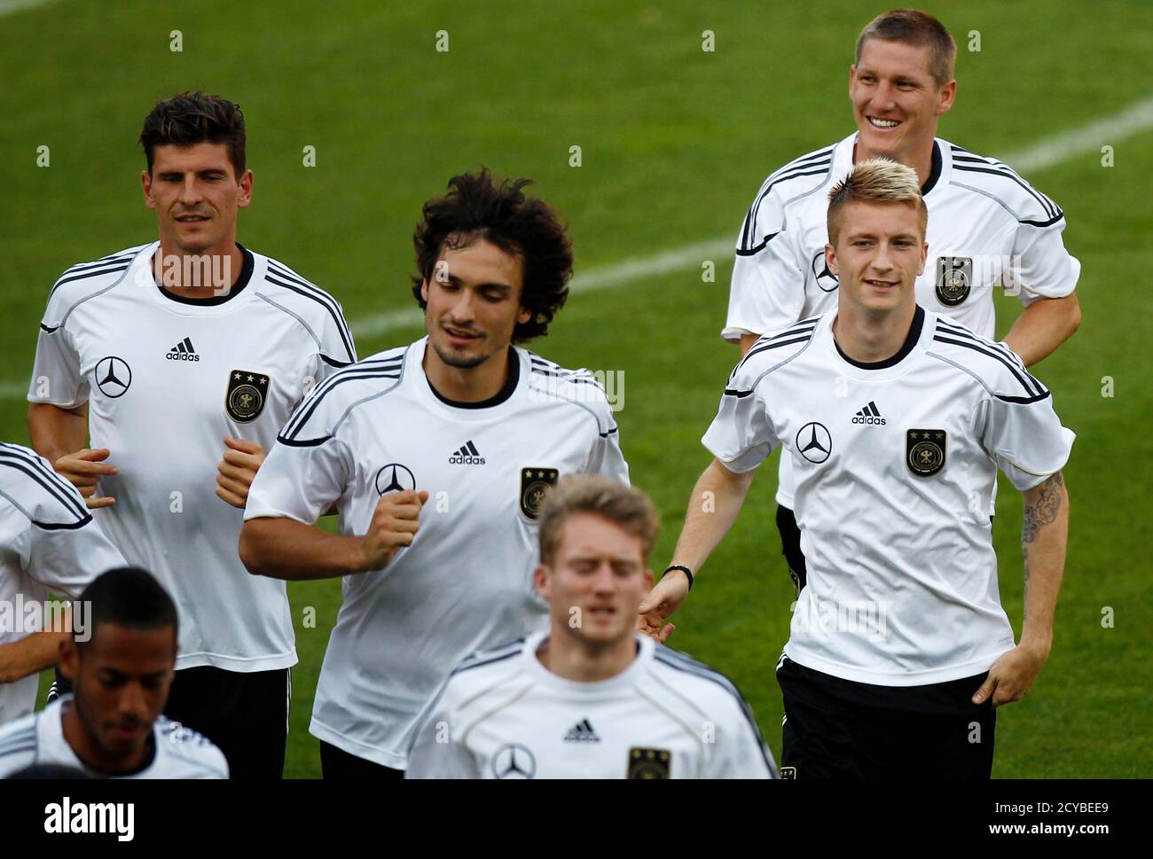 R-L) Bastian Schweinsteiger, Marco Reus, Mats Hummels and Mario Gomez warm up during a national soccer team training session in Mainz, 4, 2011. will face Turkey in a Euro 2012