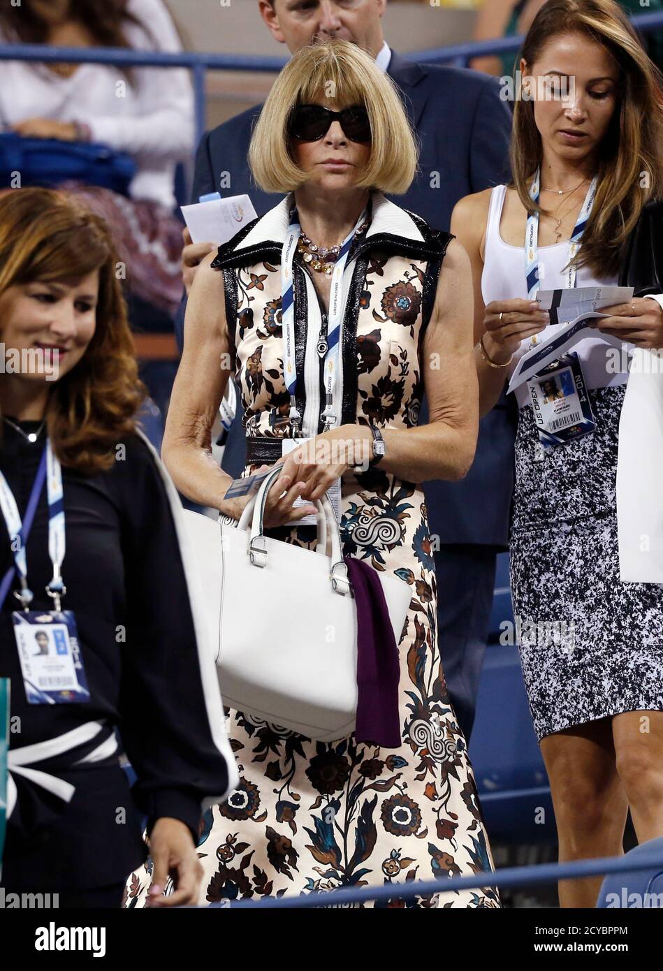 English editor-in-chief of American Vogue Anna Wintour (C) arrives at the  2014 U.S. Open tennis tournament in New York, September 4, 2014.  REUTERS/Mike Segar (UNITED STATES - Tags: SPORT TENNIS ENTERTAINMENT SOCIETY