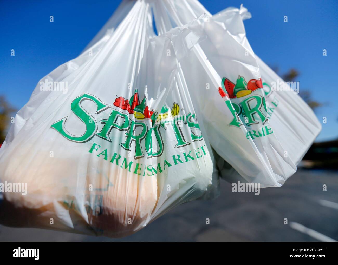Groceries are carried in plastic bags in San Diego, California September 30, 2014. Single-use plastic bags are set to disappear from California grocery stores over the next two years under a first-in-the-nation state law signed on Tuesday by Democratic Governor Jerry Brown, despite opposition from bag manufacturers.      REUTERS/Mike Blake (UNITED STATES - Tags: ENVIRONMENT BUSINESS) Stock Photo