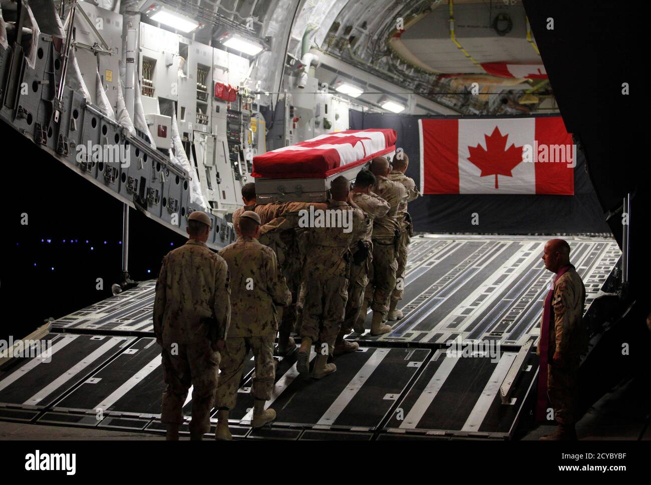 Canadian soldiers carry the coffin of Master Corporal Francis Roy during a ramp ceremony at Kandahar Air Field, June 28, 2011. Roy, 32, was found dead in a forward fire base in Kandahar city on June 25 and the circumstances of his death are still under investigation, an army spokesman said.  REUTERS/Baz Ratner   (AFGHANISTAN - Tags: CONFLICT MILITARY) Stock Photo