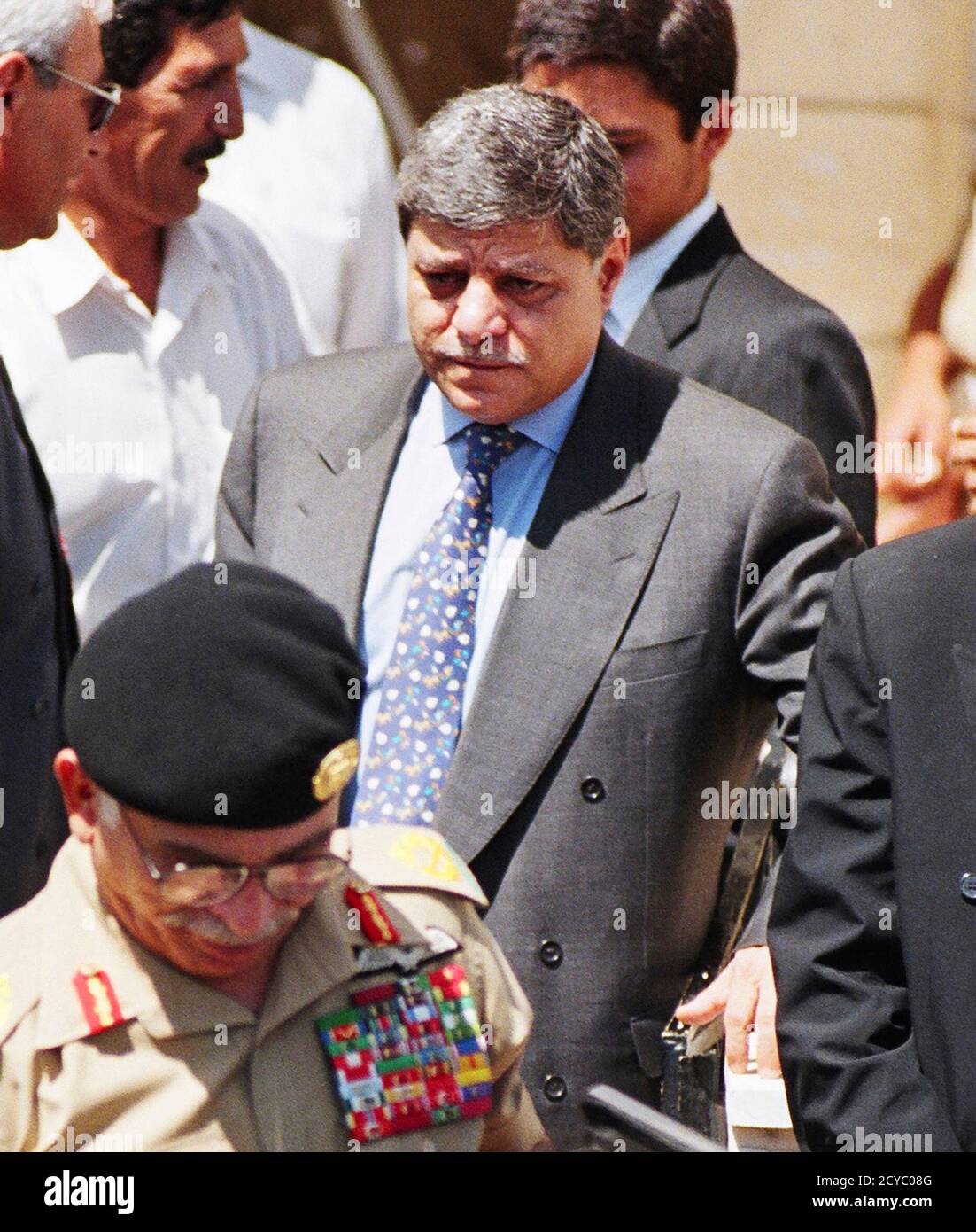 Awn Khasawneh (C) accompanies Jordan's late King Hussein in Amman in this  file photo taken in 1993. Jordan's King Abdullah has sacked Prime Minister  Marouf al-Bakhit, a conservative former army general and