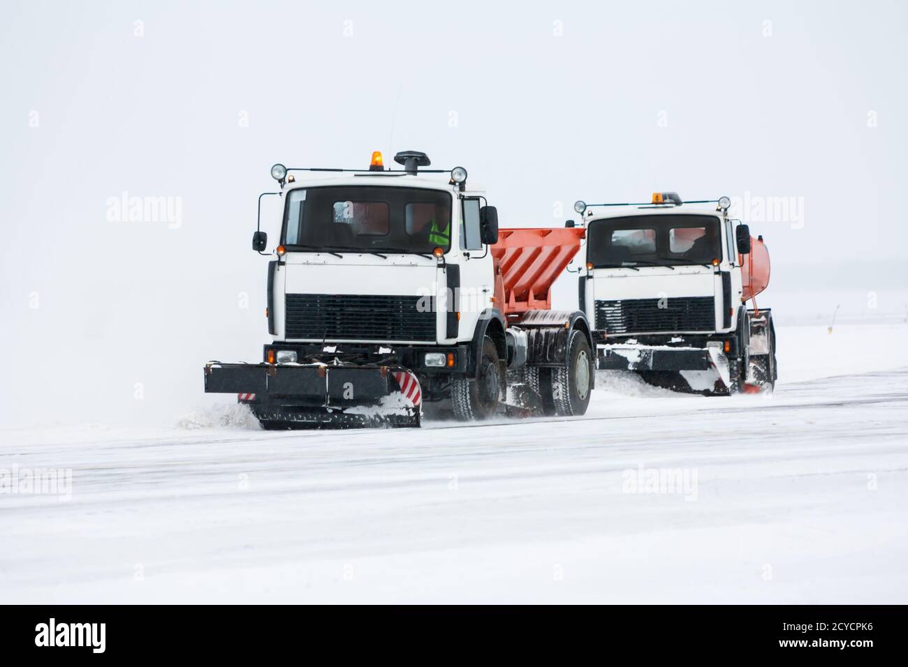 Airport runway snow removal hires stock photography and images Alamy