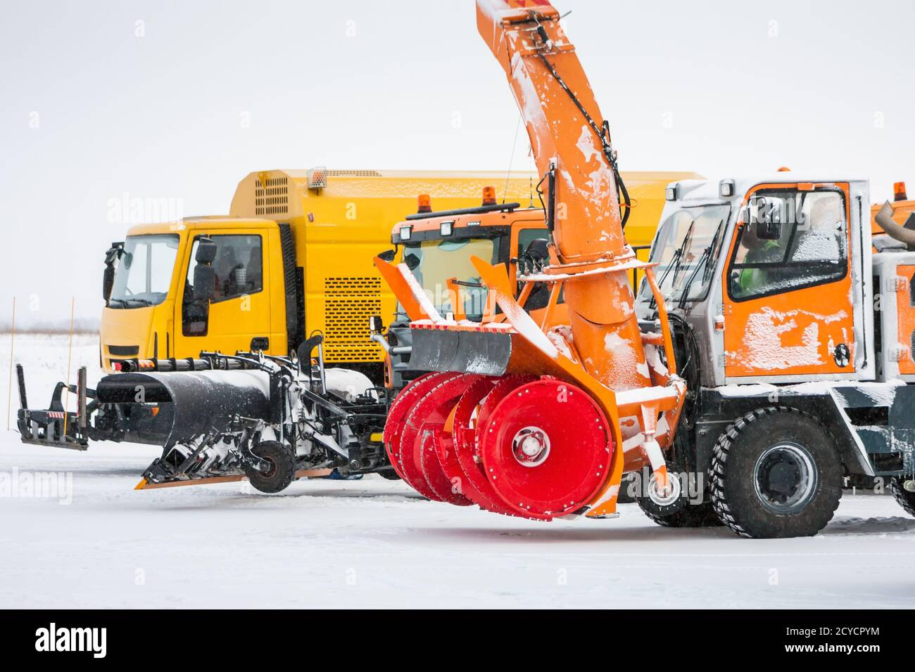 Airport snow removal hires stock photography and images Alamy