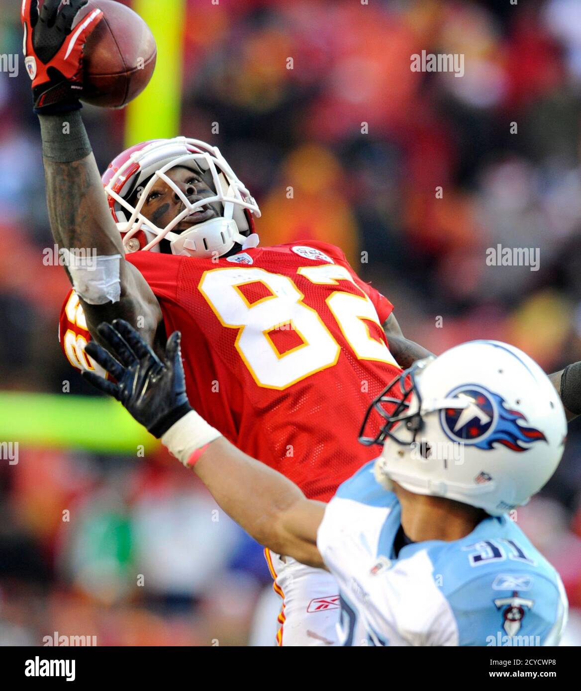 Kansas City Chiefs wide receiver Dwayne Bowe (L) makes a one-handed catch over Tennessee Titans cornerback Cortland Finnegan during the second half of the Chiefs' wn in their NFL football game at Arrowhead Stadium in Kansas City, Missouri December 26, 2010. REUTERS/Dave Kaup (UNITED STATES - Tags: SPORT FOOTBALL) Stock Photo