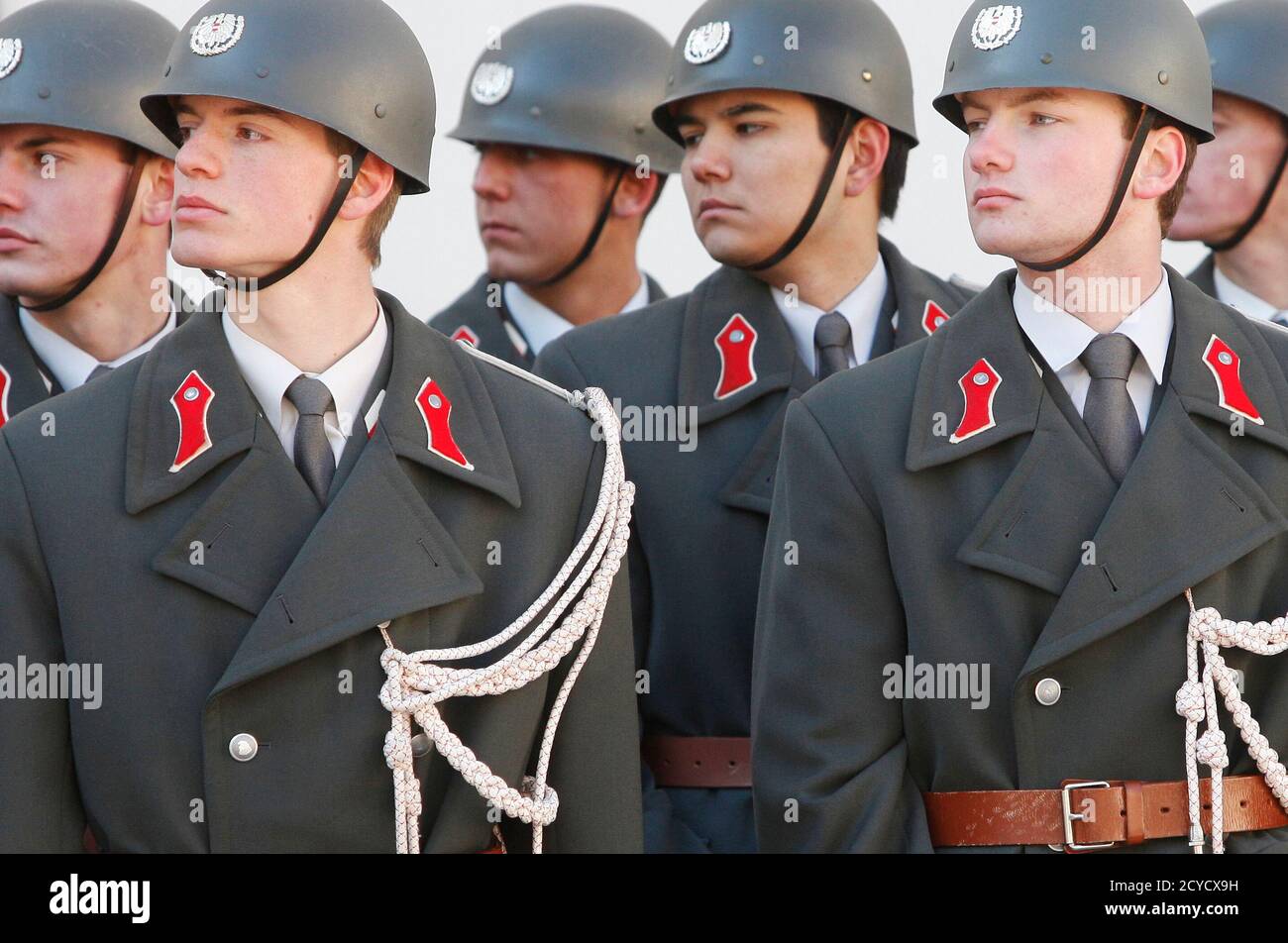 Members of the Austrian Armed Forces 'Bundesheer' form a line in Vienna  March 7, 2011. REUTERS/Lisi Niesner (AUSTRIA - Tags: POLITICS MILITARY  Stock Photo - Alamy