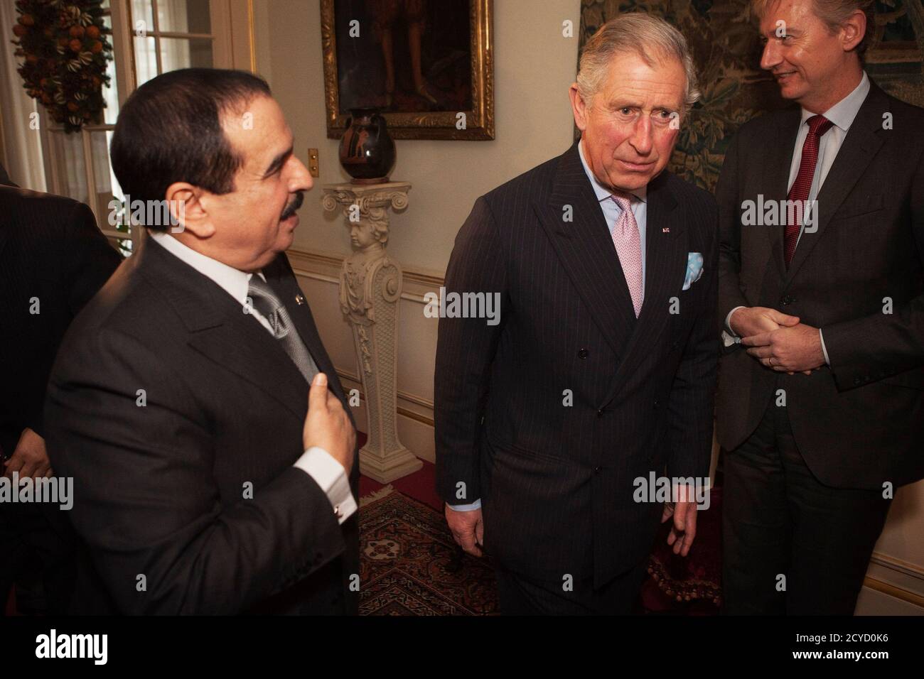 Britain's Prince Charles (R) walks with Bahrain's King Hamad bin Isa al-Khalifa at Clarence House in London, December 13, 2011. REUTERS/Finbarr O'Reilly (BRITAIN - Tags: POLITICS ROYALS ENTERTAINMENT) Stock Photo