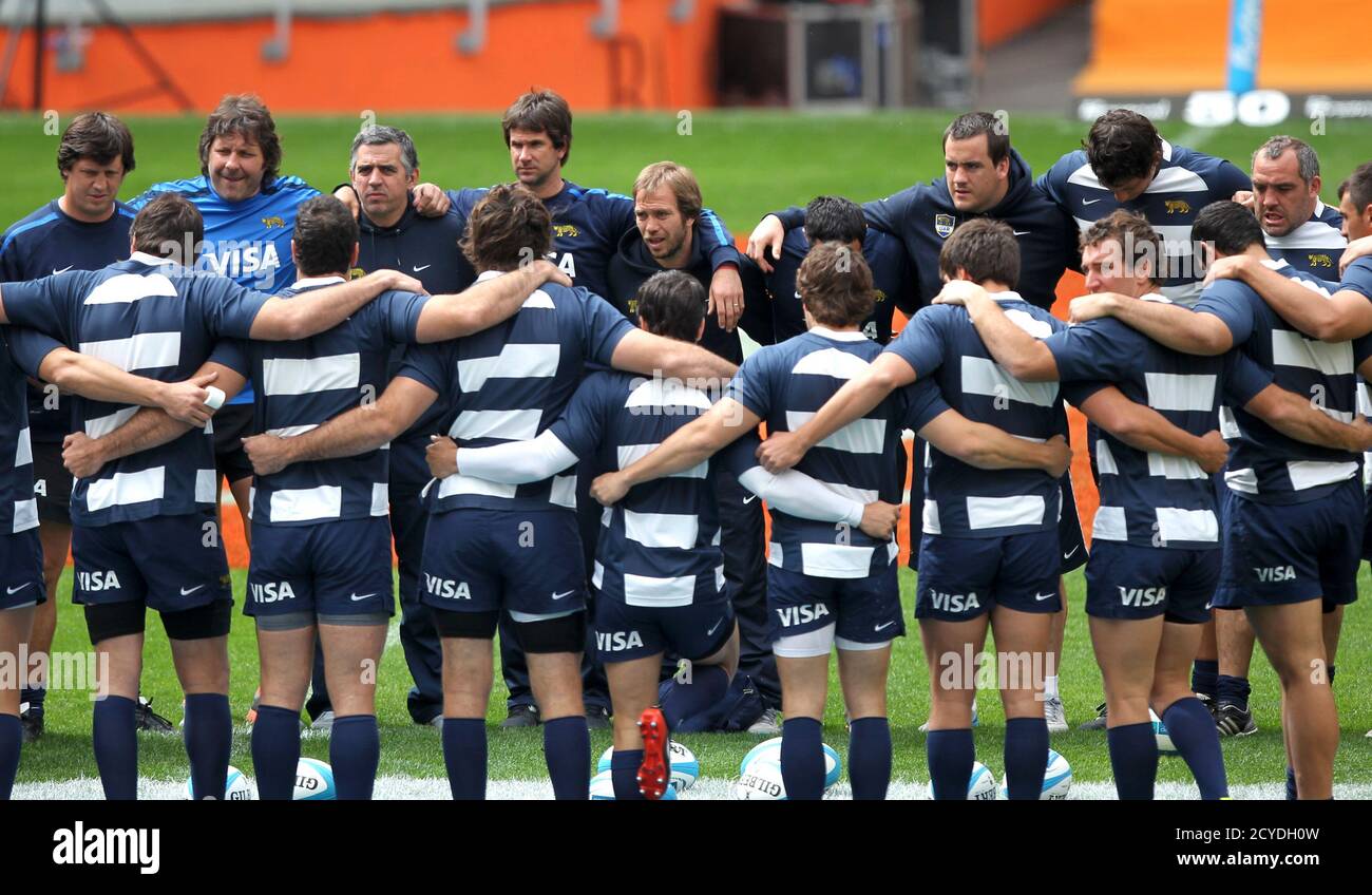 Santiago Phelan (L), coach of Argentina's Los Pumas rugby team, speaks to  his players before a practice session at the Estadio Unico in La Plata  September 28, 2012. Argentina's Los Pumas will