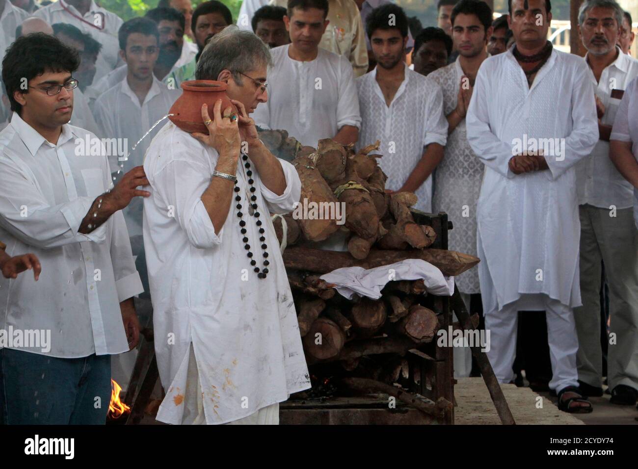 Shammi Kapoor High Resolution Stock Photography And Images Alamy Get other latest updates via a notification on our mobile. https www alamy com aditya raj kapoor son of veteran bollywood actor shammi kapoor performs the last rites of his father at a crematorium in mumbai august 15 2011 shammi kapoor passed away in the early hours of sunday after a prolonged illness the doctor attending to him said reutersdanish siddiqui india tags entertainment obituary image378320184 html