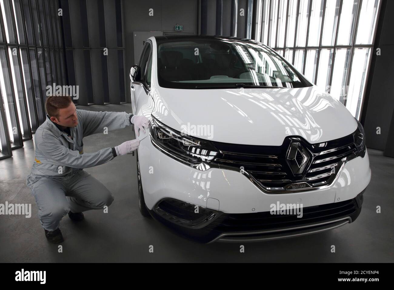 An employee inspects the paint of a new Renault Espace car at the paint  shop of the Renault sutomobile assembly plant in Douai, northern France,  November 26, 2014. REUTERS/Pascal Rossignol (FRANCE -