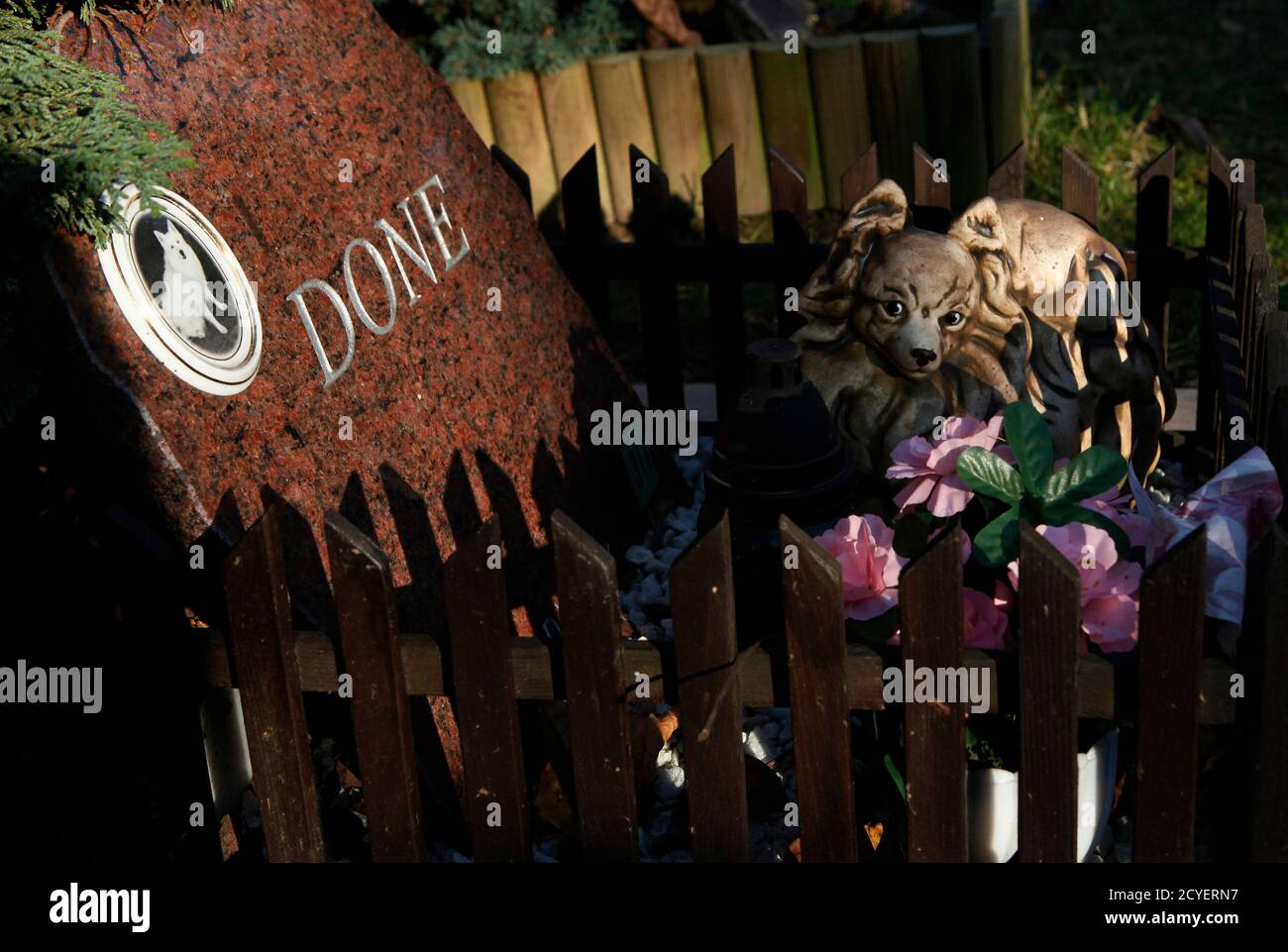 Dog statue in cemetery animals hi-res stock photography and images - Alamy