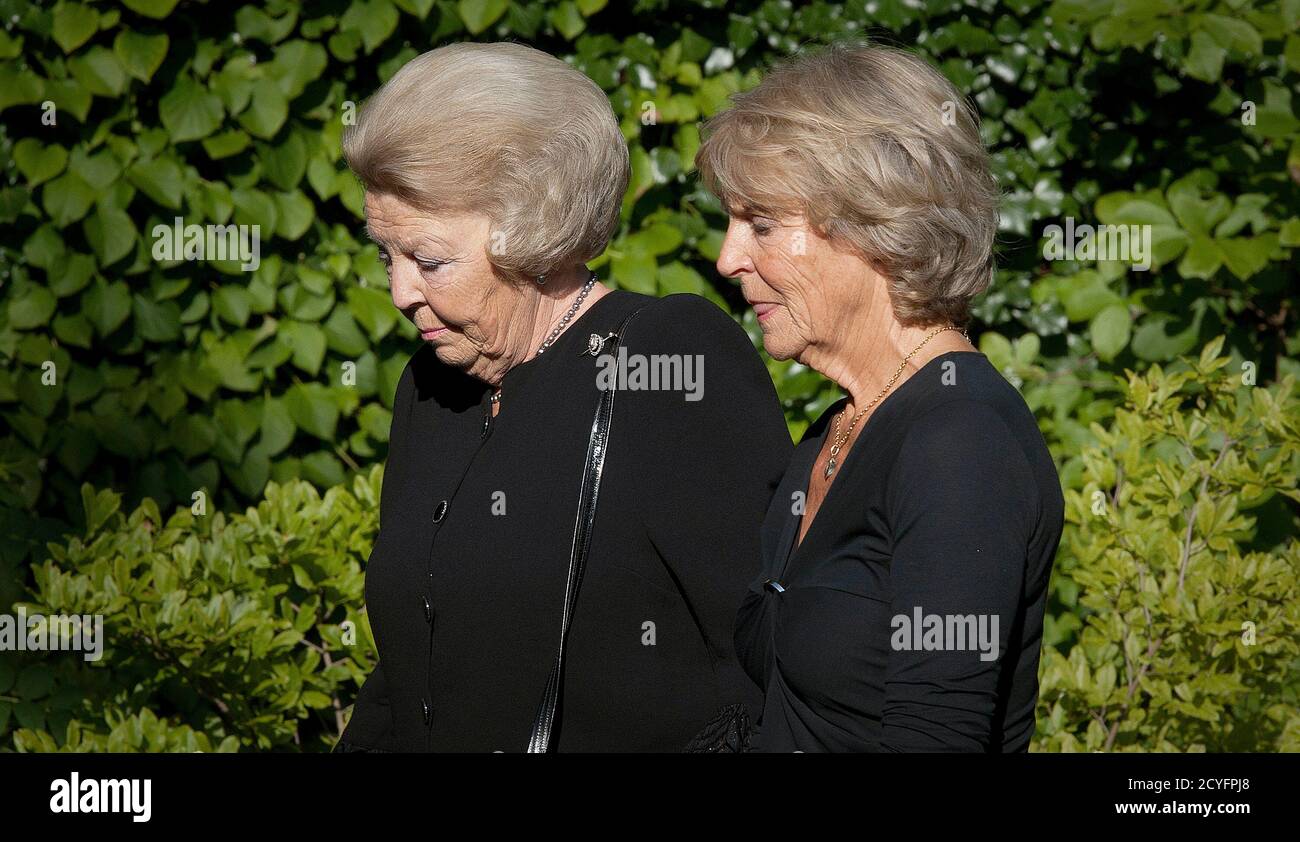 Dutch Queen Beatrix (L) and her sister Irene, the ex-wife of Duke Carlos Hugo de Bourbon-Parma, walk towards a chapel close to the Noordeinde Palace in The Hague August 20, 2010. Carlos Hugo de Bourbon-Parma was a direct descendant of Spain's first Bourbon king, Philip V (1683-1746), from whom reigning King Juan Carlos also descends.The remains will later The remains will later be placed in the final resting place in the family crypt in the Italian city of Parma, his family said. REUTERS/ Robin Utrecht/Pool (NETHERLANDS - Tags: OBITUARY ROYALS) Stock Photo