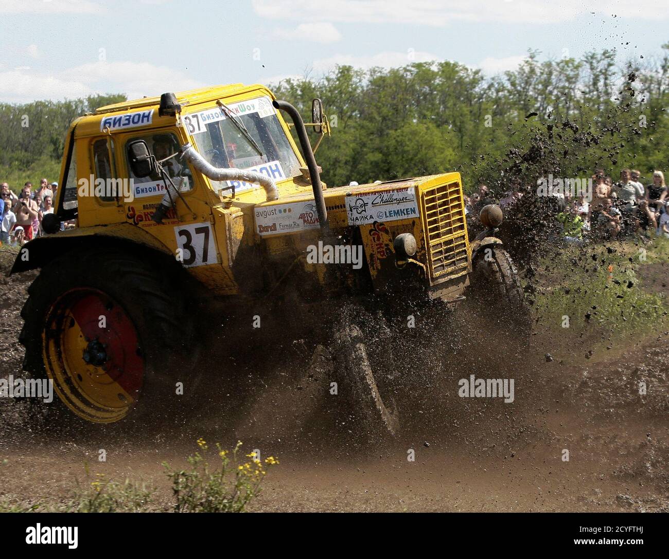 Трактора ездят по грязи