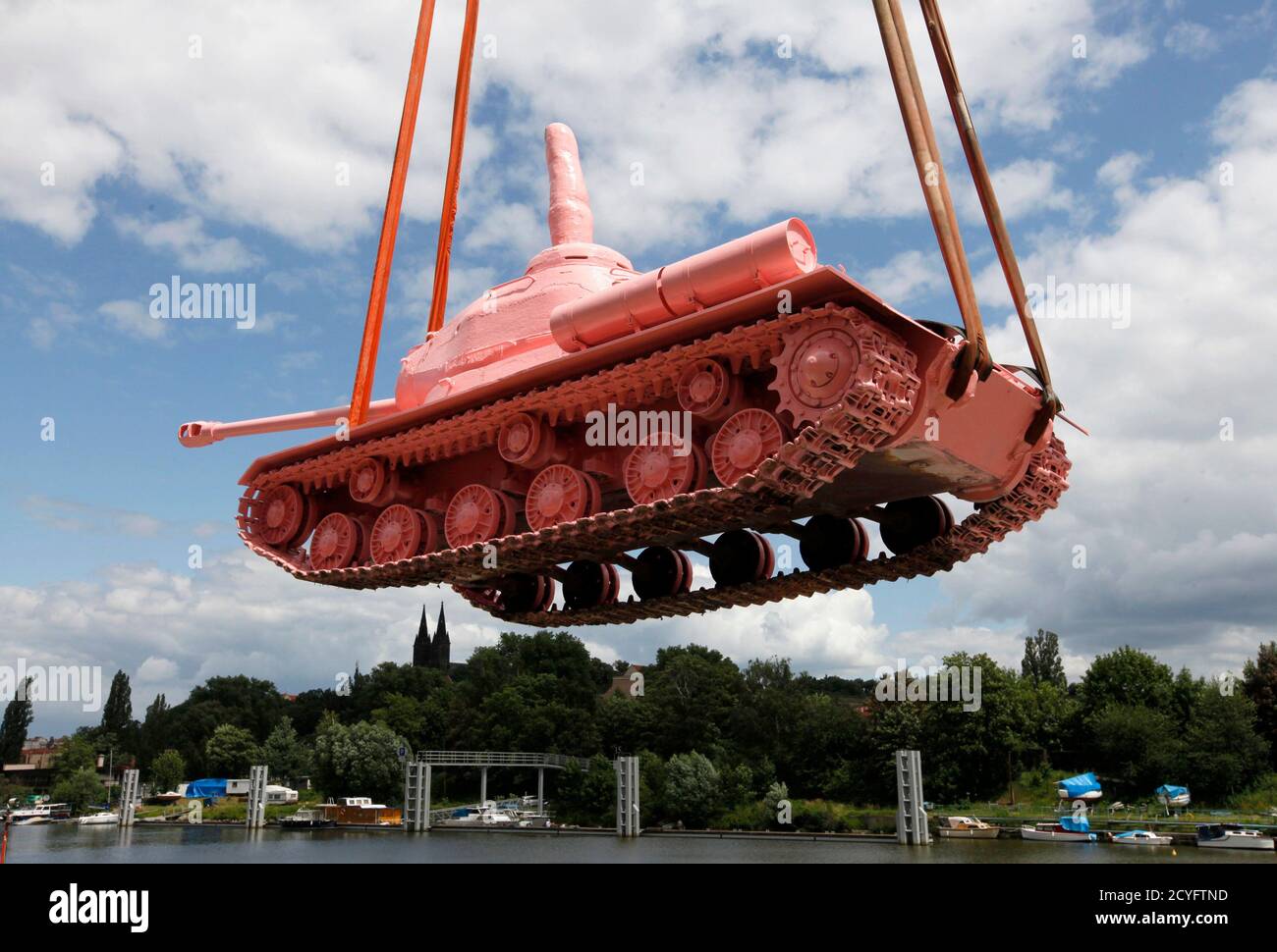 Ис вил. Розовый ИС 2. Розовый танк Давида черного в Праге. ИС 2 В Праге. Розовый танк в Праге.