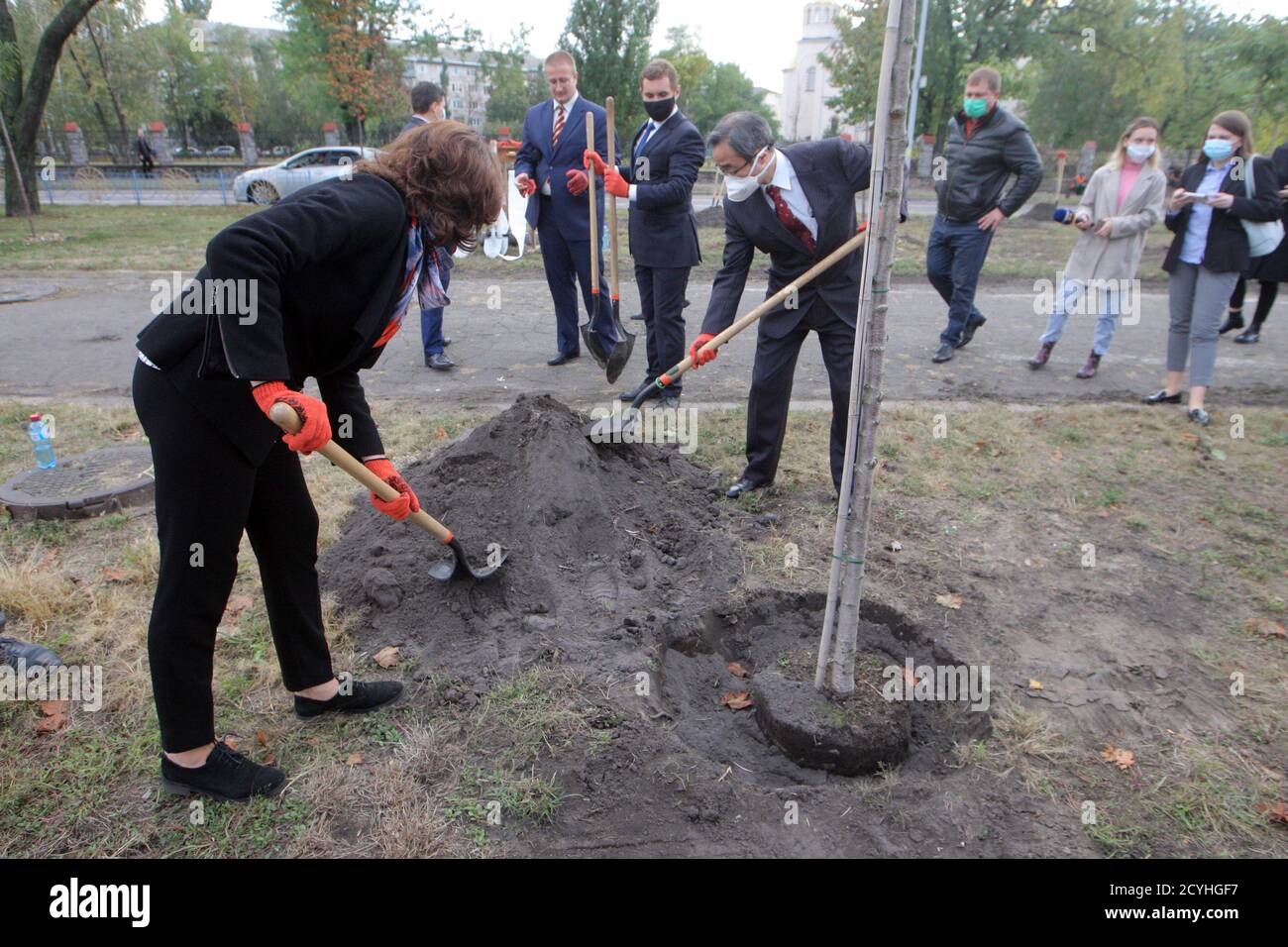Non Exclusive: KYIV, UKRAINE - OCTOBER 1, 2020 - Deputy Head of Mission at the Embassy of Japan in Ukraine Kazuya Otsuka (C) joins the planting of 28 Stock Photo