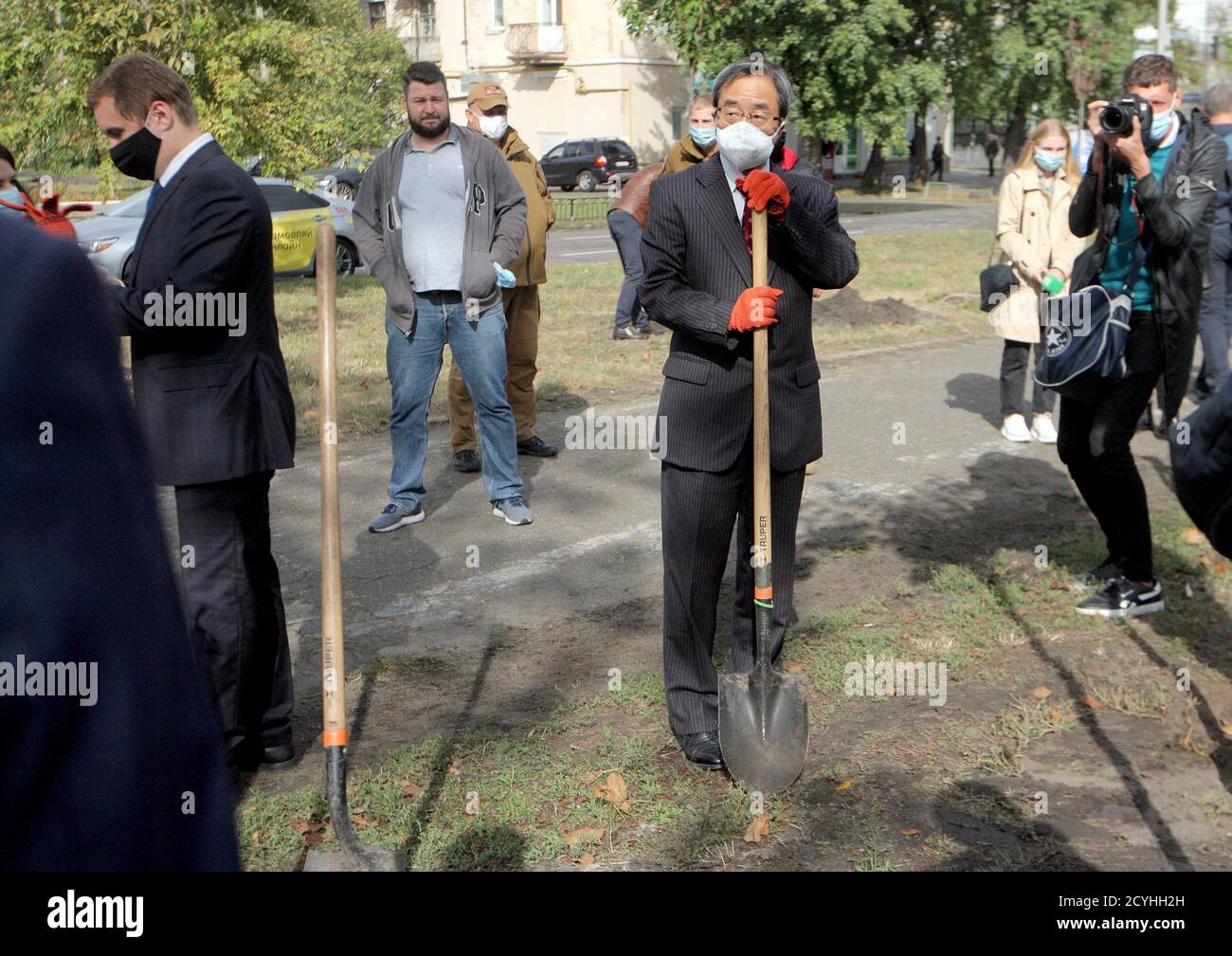 Non Exclusive: KYIV, UKRAINE - OCTOBER 1, 2020 - Deputy Head of Mission at the Embassy of Japan in Ukraine Kazuya Otsuka (C) joins the planting of 28 Stock Photo