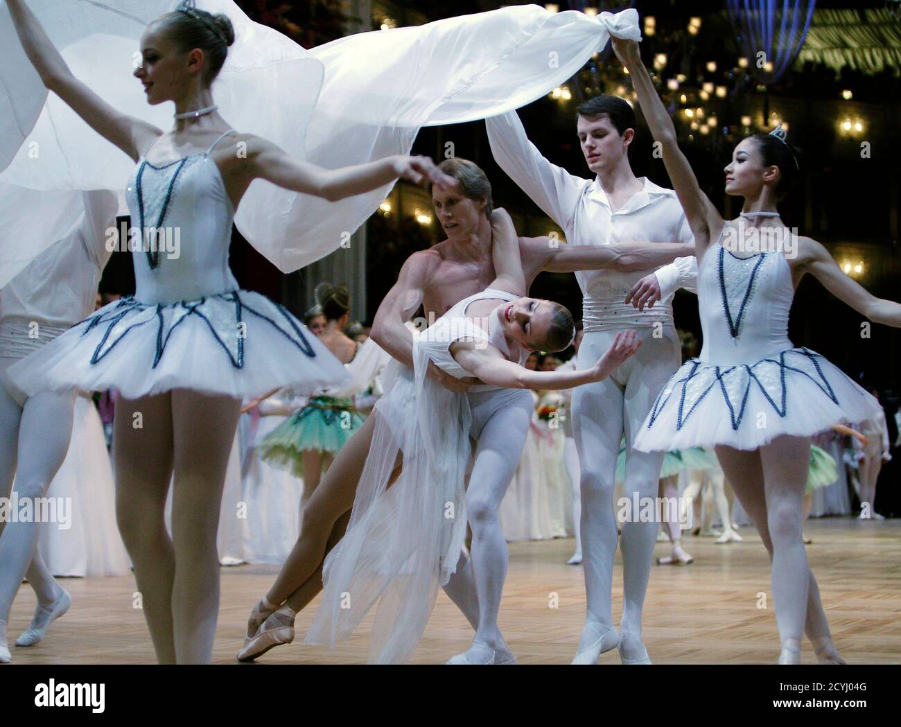 Dancers of the state opera ballett perform during the opening ceremony of  the traditional Opera Ball (Opernball) in Vienna, February 16, 2012.  REUTERS/Lisi Niesner (AUSTRIA - Tags: ENTERTAINMENT SOCIETY Stock Photo -  Alamy