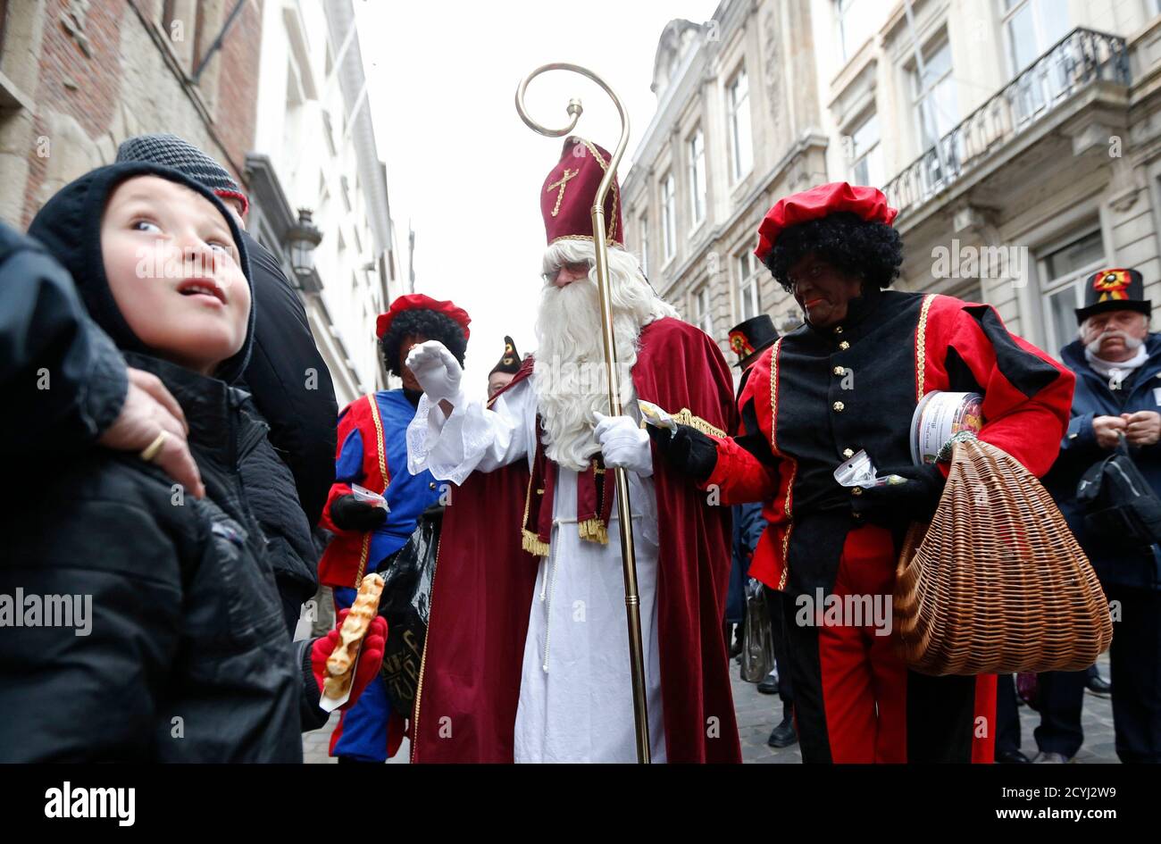 brandstof Proberen Additief A woman dressed as "Zwarte Piet" (Black Pete), the helper of Saint Nicholas  (C), takes part in a traditional parade in central Brussels December 1,  2012. The Netherlands and Belgium are two