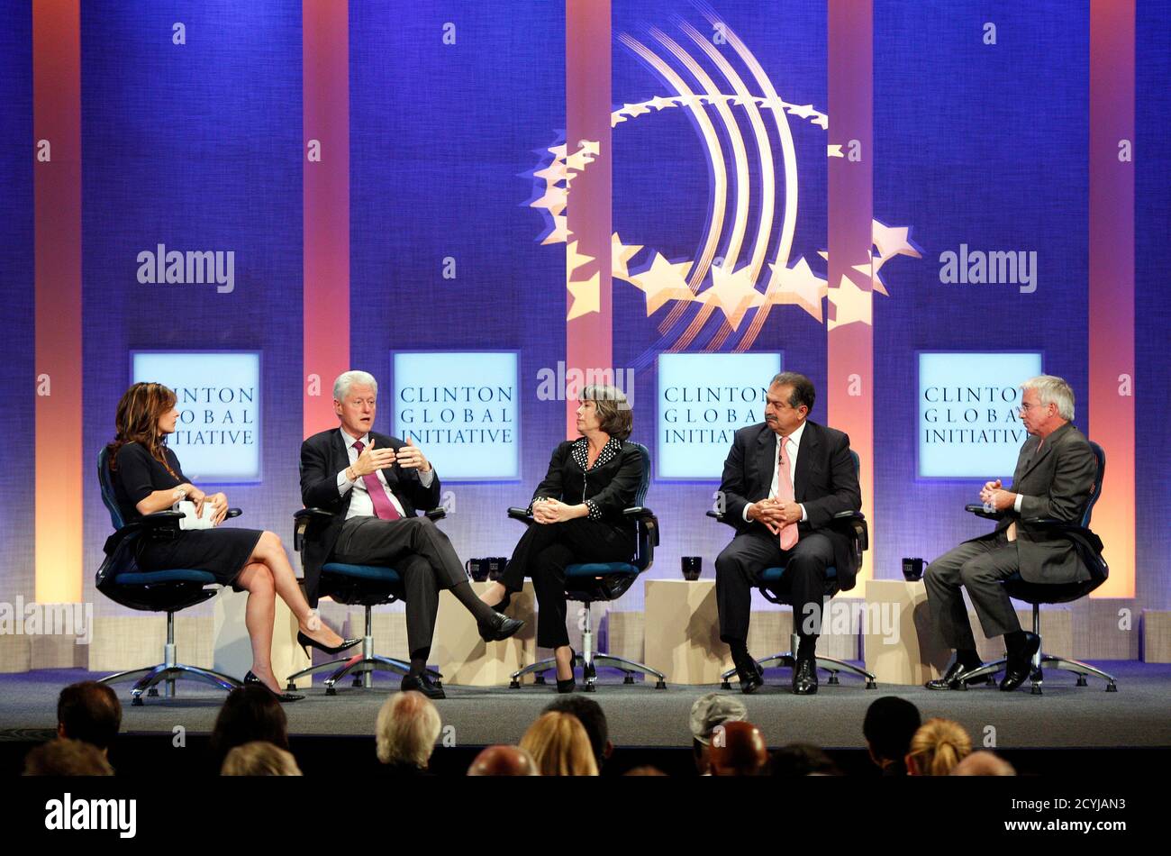 Former U.S. President Bill Clinton (2nd L) answers a question from television reporter Maria Bartiromo (L) of CNBC, as Sheila Bair (C), Chairman of the Federal Deposit Insurance Corporation, Andrew Liveris (2nd R), Chairman and Chief Executive Officer of The Dow Chemical Company, and Peter Sands, Group Chief Executive for Standard Chartered Bank, listen during the taping of a program titled "Meeting of the Minds," at the Clinton Global Initiative in New York September 22, 2010. REUTERS/Chip East (UNITED STATES - Tags: POLITICS BUSINESS SOCIETY) Stock Photo