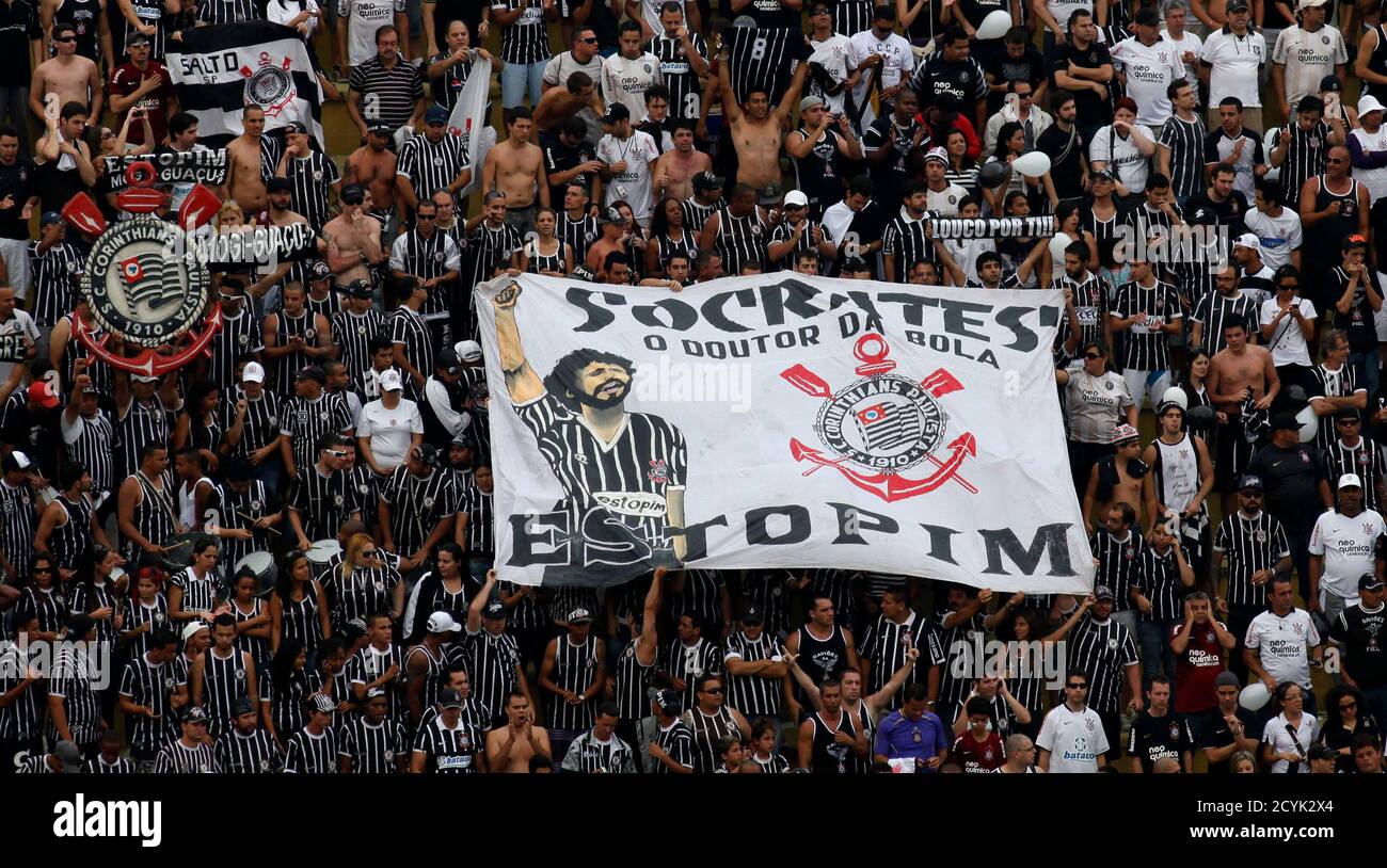 Fans of Corinthians hold a banner that reads "Socrates, the doctor with the ball" before their Brazilian championship soccer match against Palmeiras in Sao Paulo December 4, 2011. Brazil 1982 World Cup captain Socrates, the 'Golden Heel' renowned as one of the great playmakers of his generation, died in hospital on Sunday of septic shock at the age of 57, his doctors said in a statement. REUTERS/Nacho Doce (BRAZIL - Tags: SPORT SOCCER OBITUARY) Stock Photo