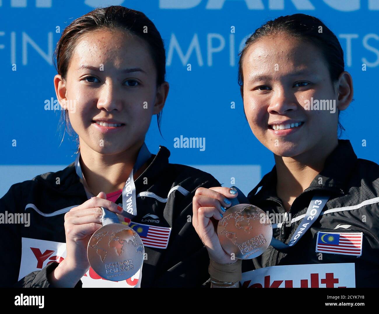 Malaysia S Rinong Pandelela Pamg R And Leong Mun Yee Pose With Their Bronze Medals At The Women S Synchronised 10m Platform Victory Ceremony During The World Swimming Championships At The Montjuic Municipal Pool