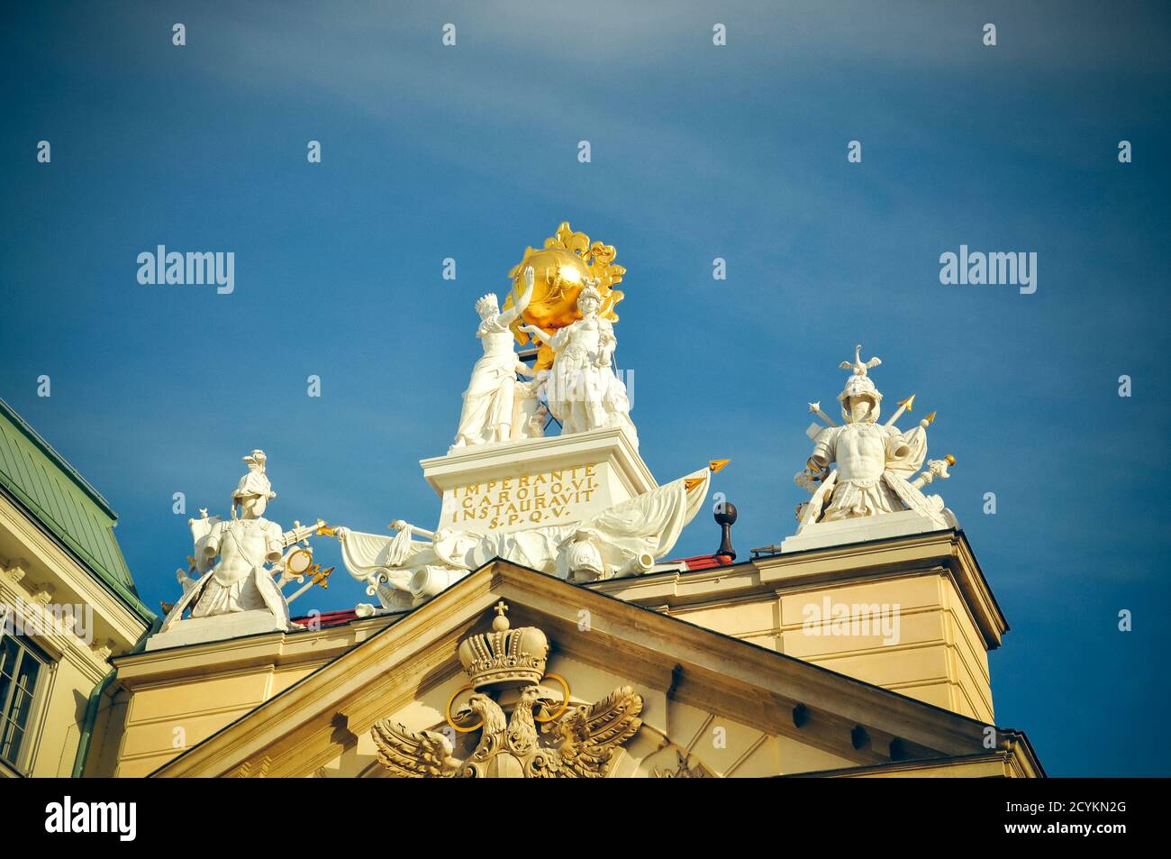 Wien, Austria - WHite and gold statues in top of a building. Details of the  roof in the sky Stock Photo - Alamy