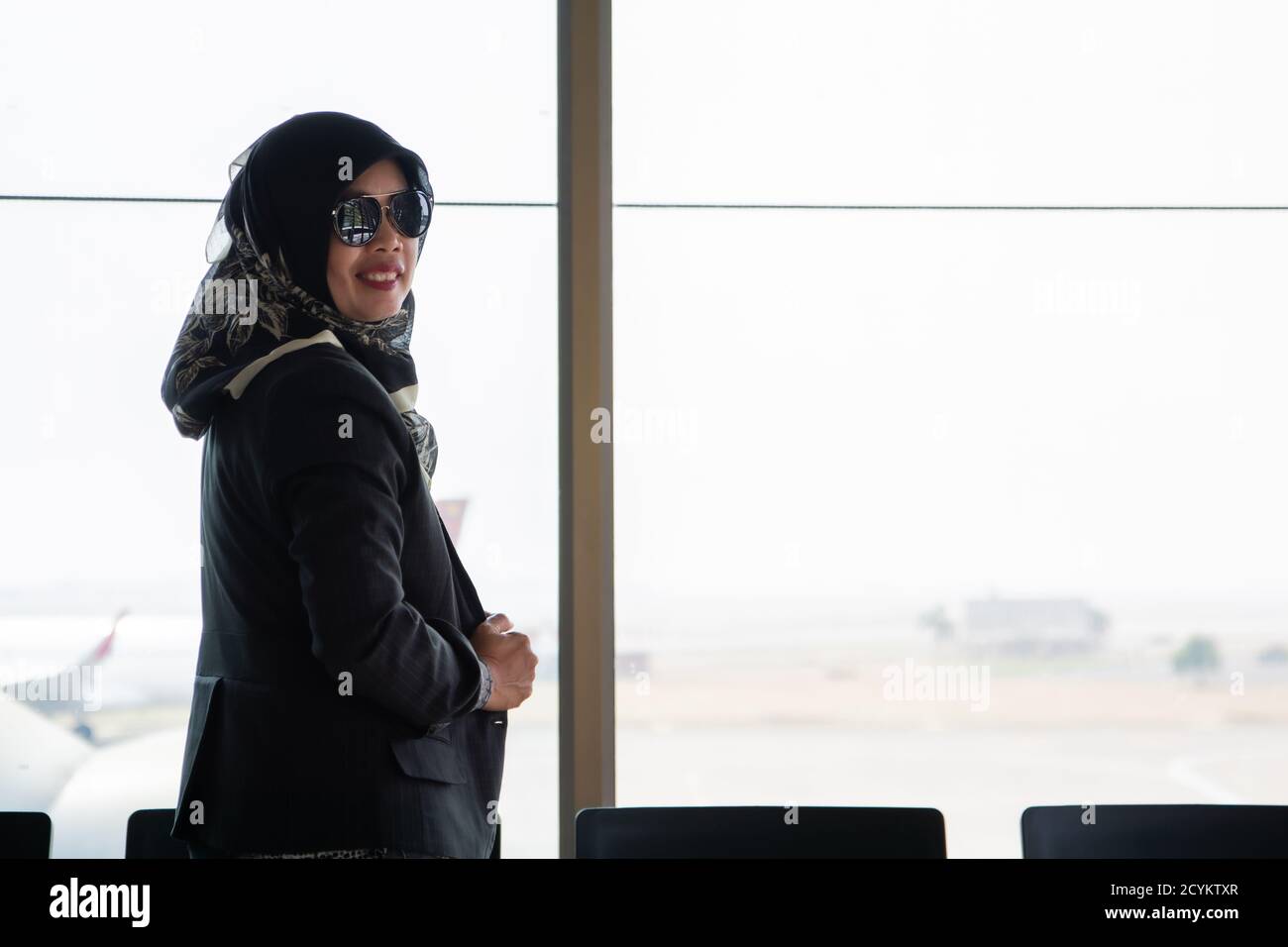 Hijab girl rear view hi-res stock photography and images - Alamy