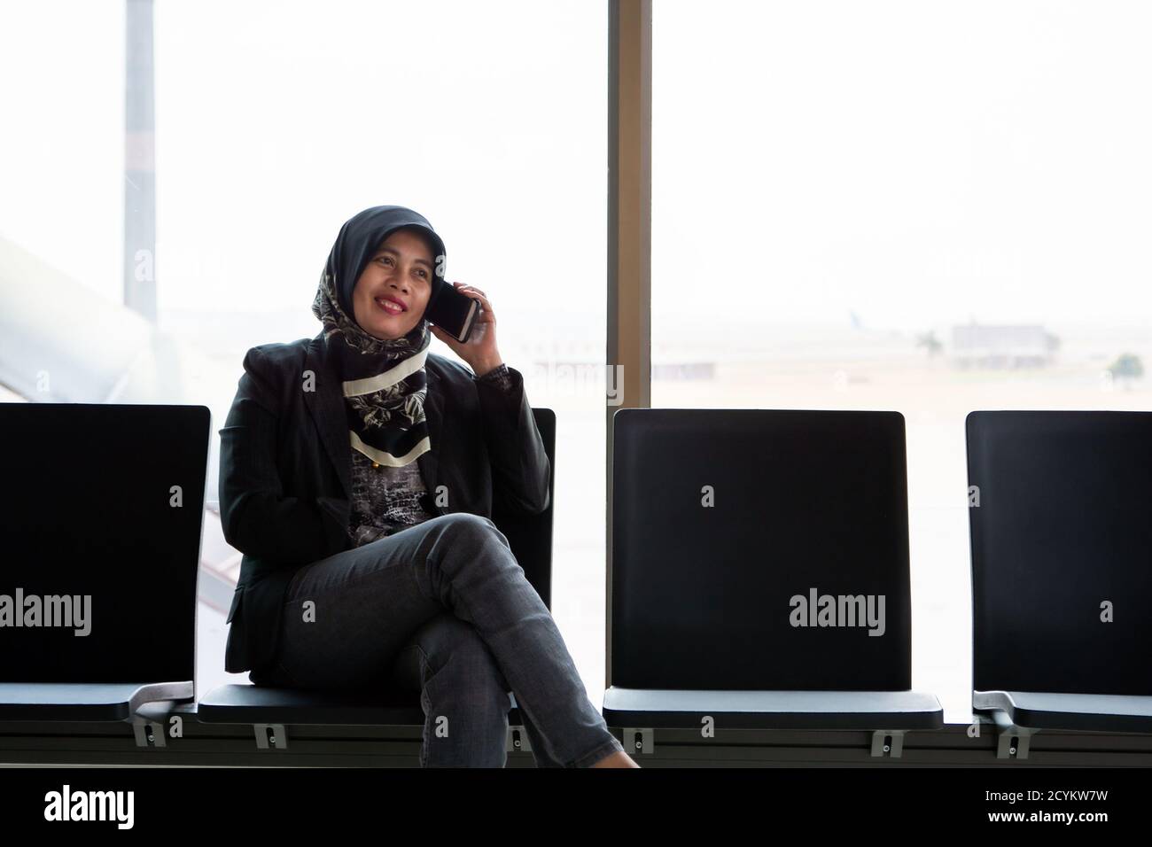 Lady muslim airport hi-res stock photography and images - Alamy