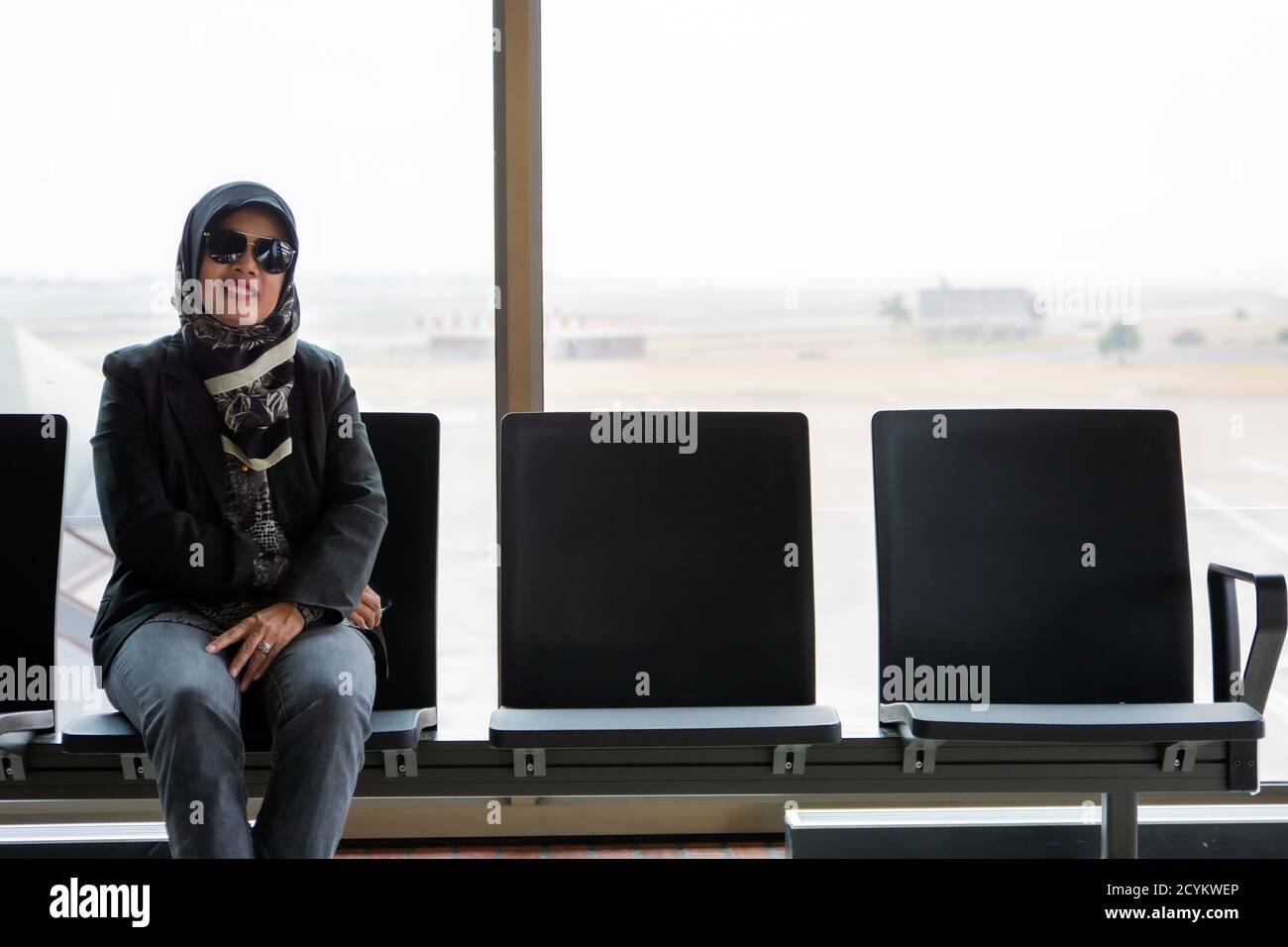 Lady muslim airport hi-res stock photography and images - Alamy